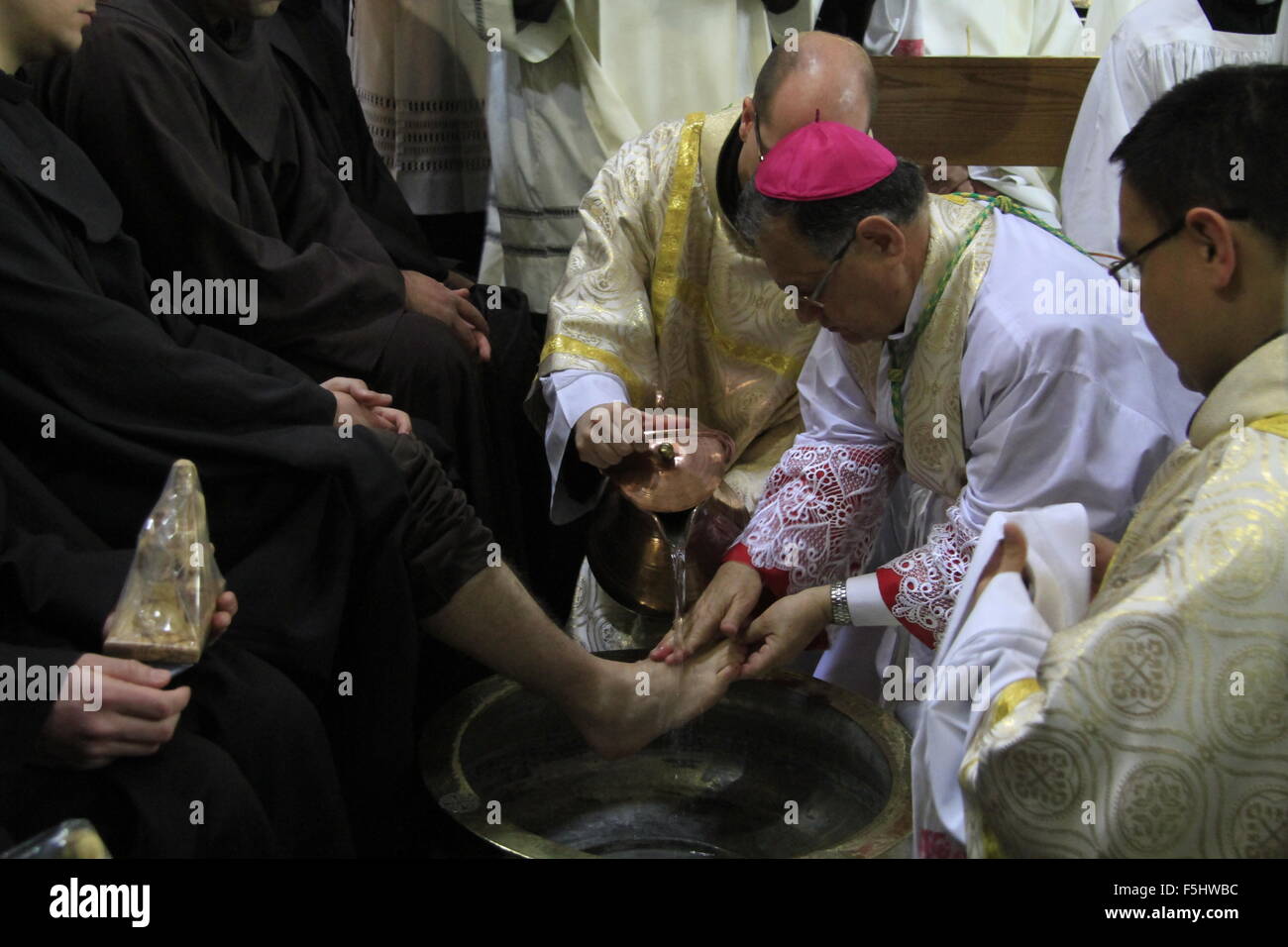 Israele, Gerusalemme, Pasqua, il lavaggio dei piedi cerimonia dal Patriarca Latino di Gerusalemme Fouad Twal presso la chiesa del Santo Sepolcro il Giovedì Santo Foto Stock