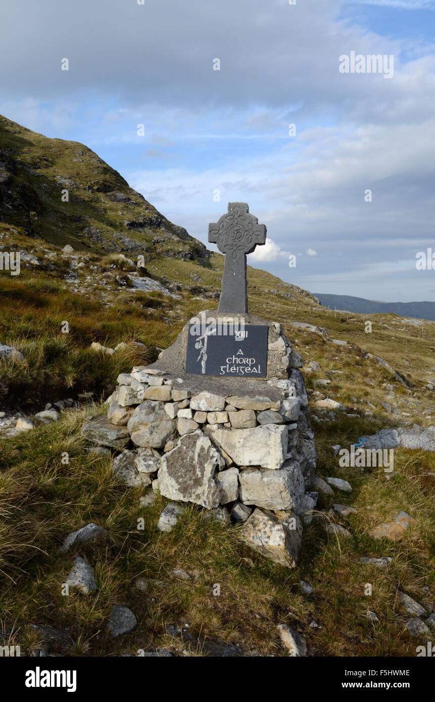 Croce di pietra mark cerchi di pietre che formano le stazioni della Via Crucis Montagne Maumturk Connemara County Galway Irlanda Foto Stock
