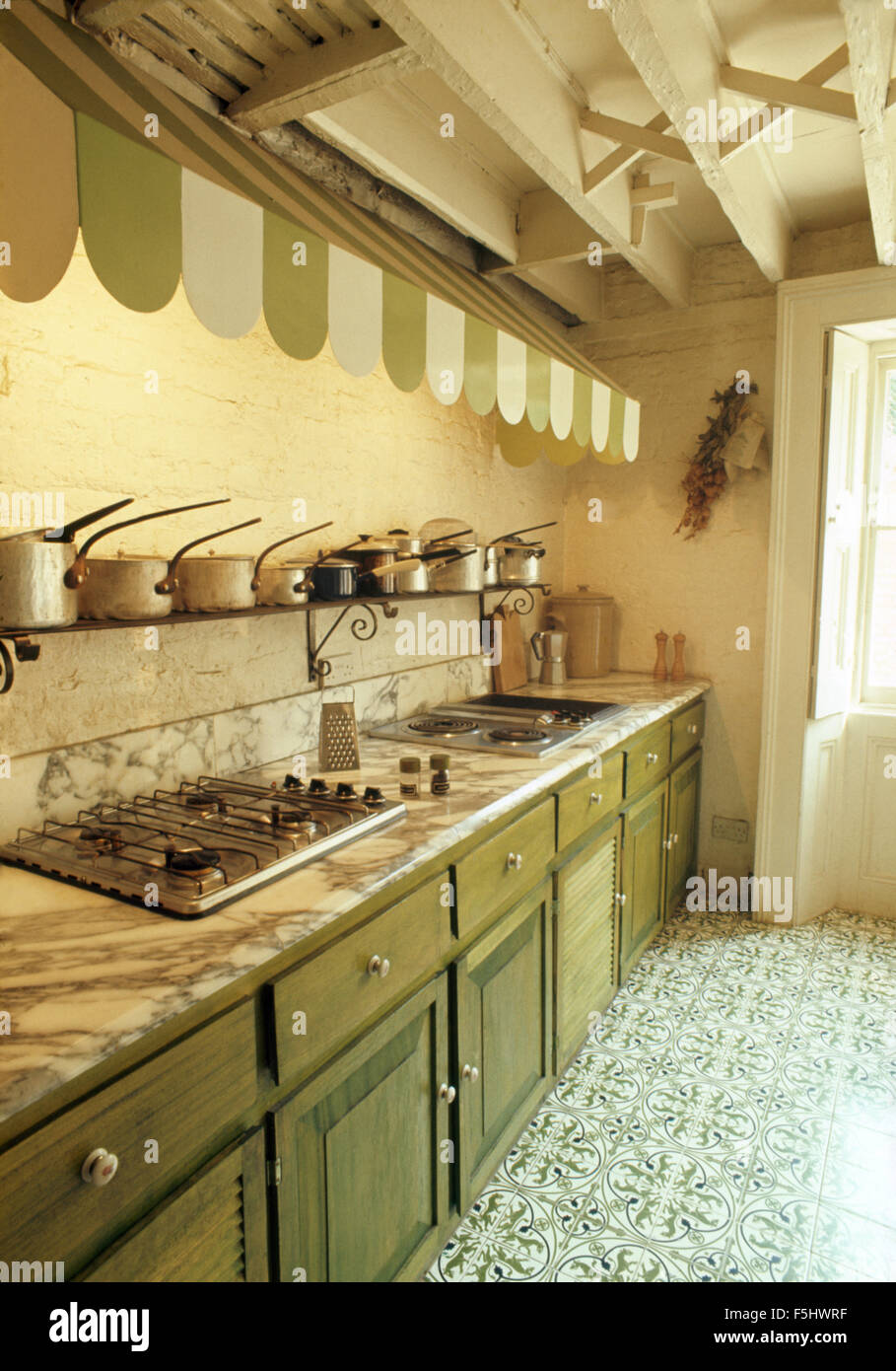 Gas e piano di cottura elettrico in piano di lavoro nel verde degli anni sessanta cucina Foto Stock