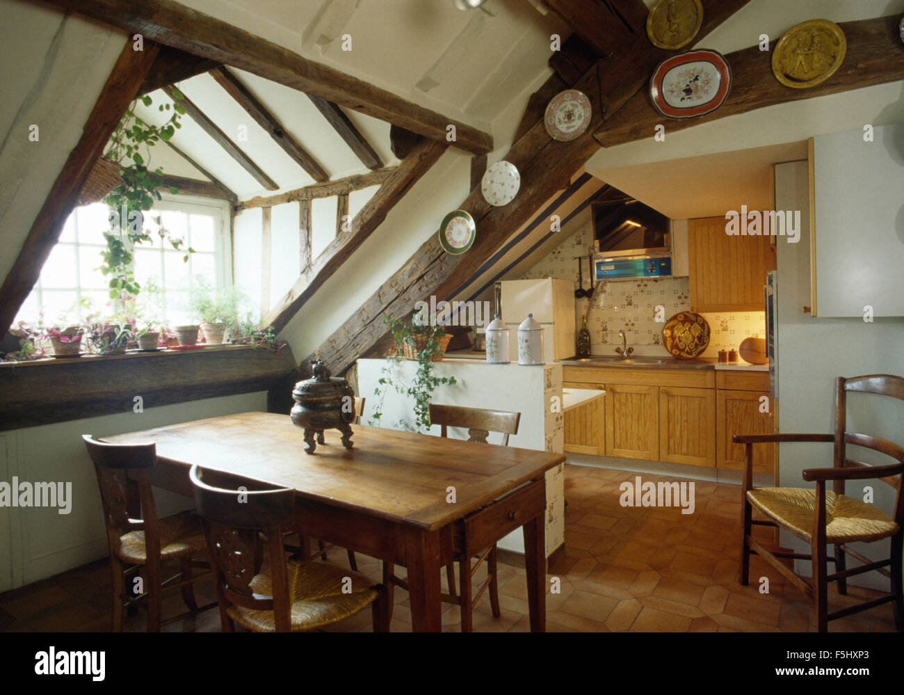 Pino semplice tavolo e sedie in soffitta cucina sala da pranzo Camera Foto Stock
