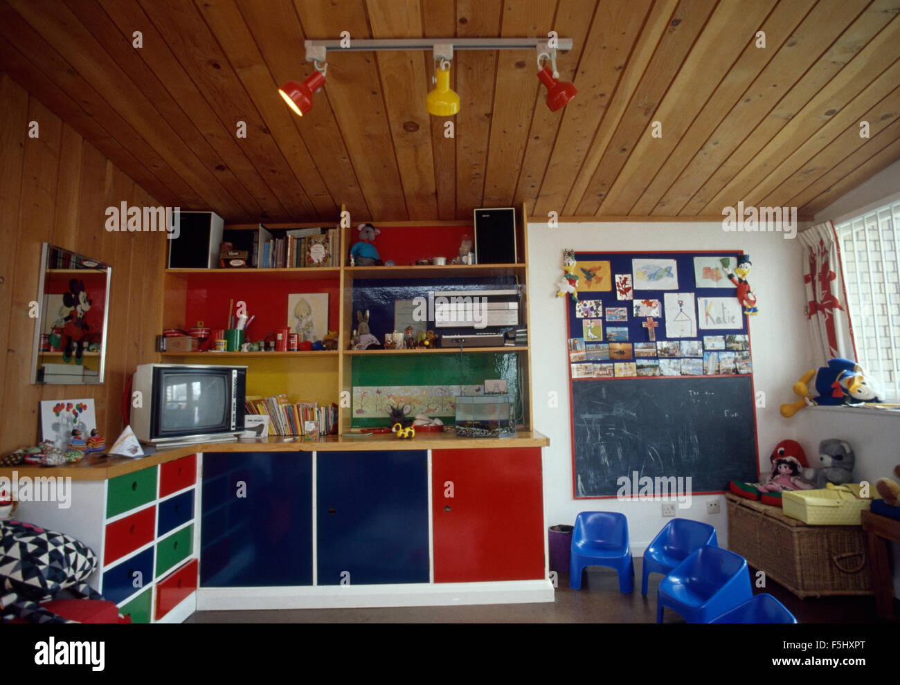 Porte colorate su unità di storage in per bambini Sala giochi degli anni settanta Foto Stock