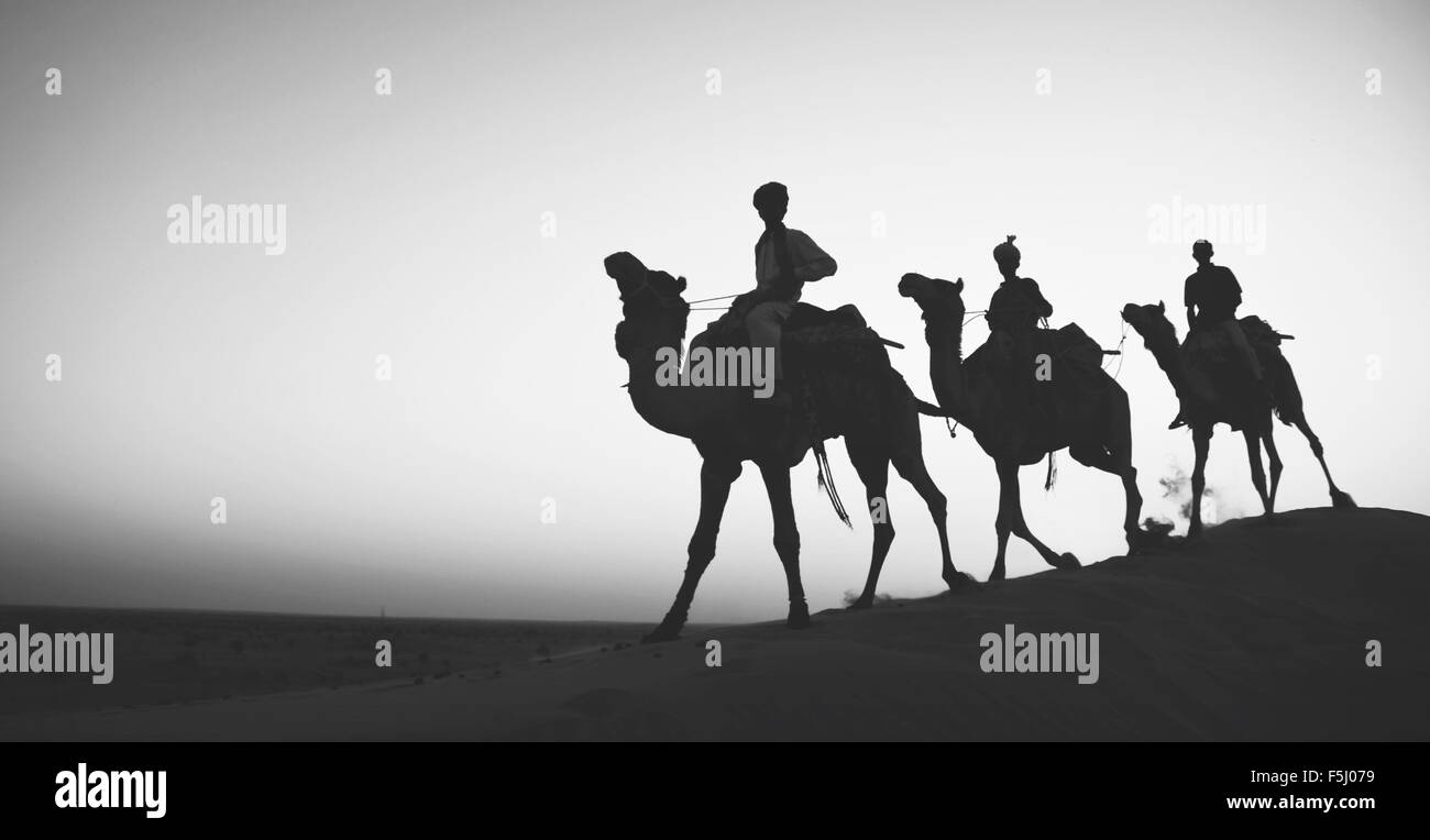 Indiani indigeni passeggiate a cavallo nel deserto Camel Foto Stock