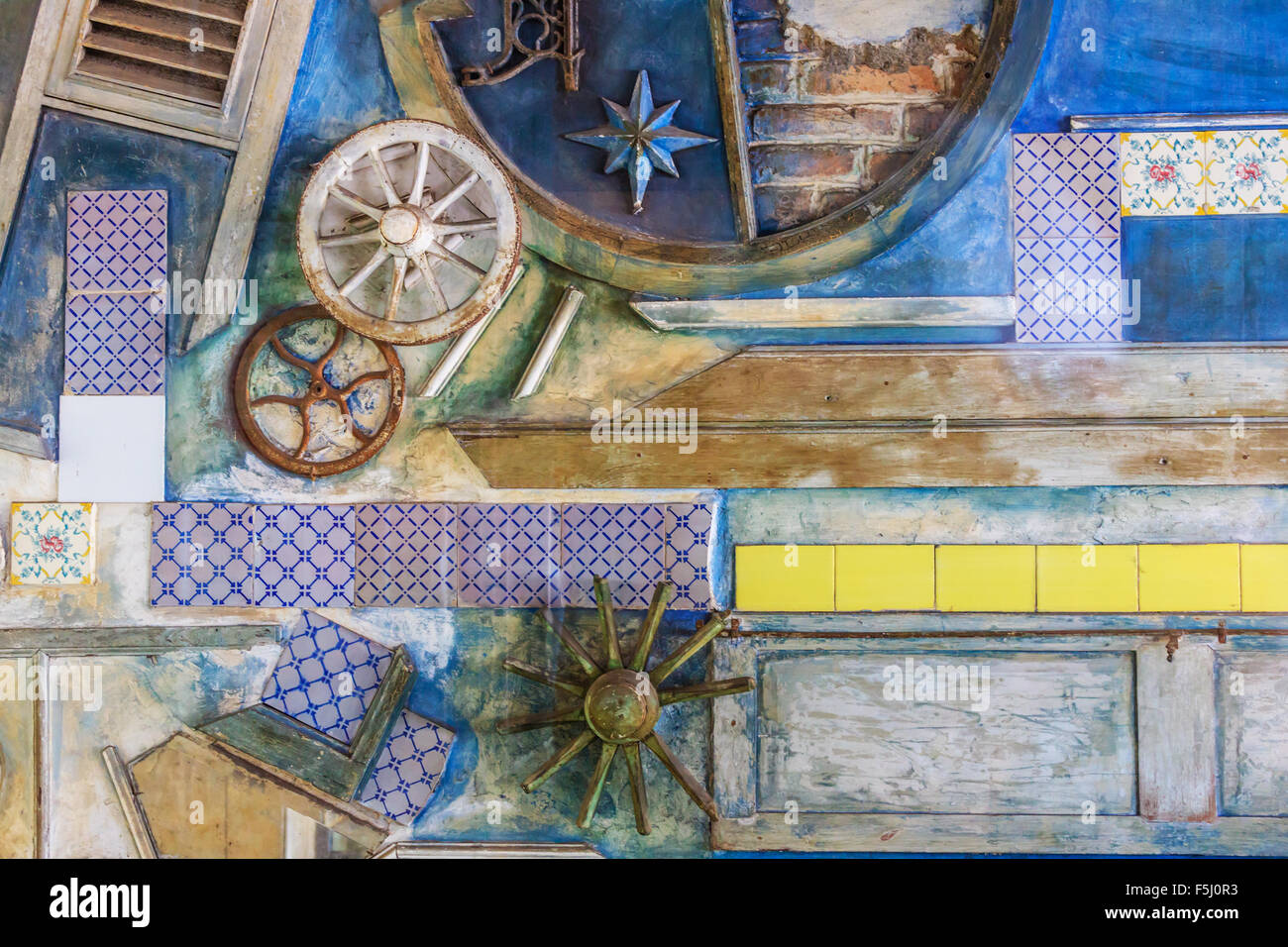 Abstract installazione artistica della tradizionale ceramica siciliana su una parete in Messina Foto Stock