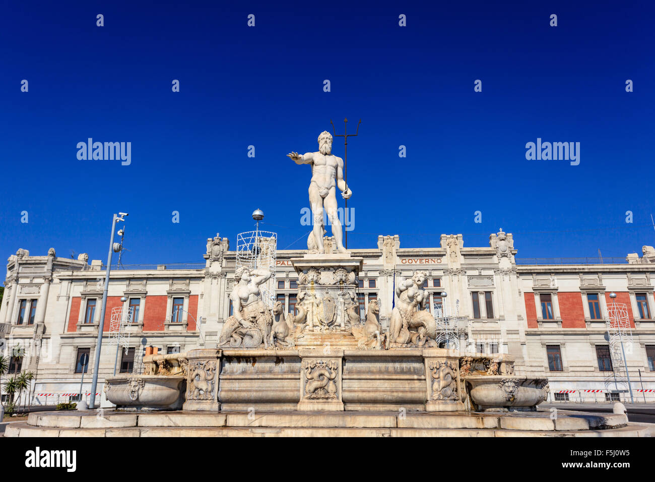 Palazzo del Governo con la fontana di Nettuno a Messina contro il cielo blu potenziata con un polarizzatore circolare Foto Stock