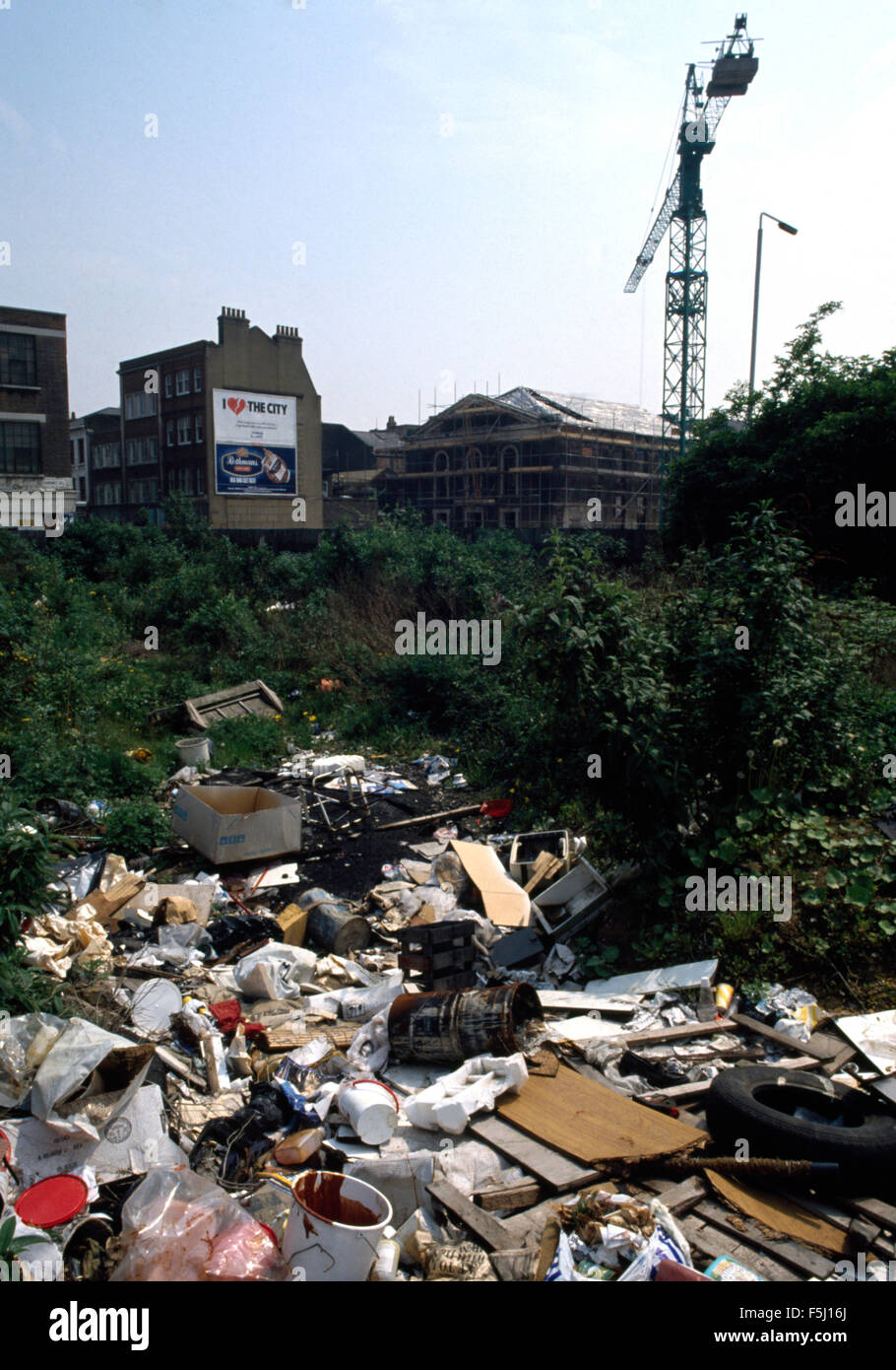 Junk e rifiuti gettati sul sito di costruzione prima dello sviluppo Foto Stock