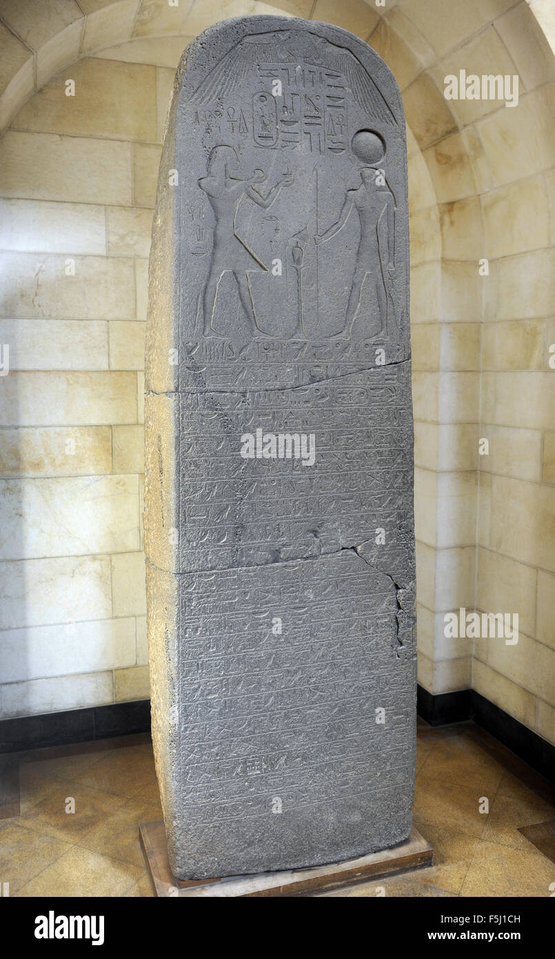 L'Egitto. Stele di Seti I. Beth-Shean. 1289-1278 A.C. Basalto. Commemora il re la vittoria nella spedizione militare nel paese di Canaan. Il faraone (sinistra), coronato con un Uraeus, presenta la libération e incenso al dio sole Re-Harakhty. Sollievo. Xix dinastia. Nuovo Regno. Rockefeller Museo Archeologico. Gerusalemme. Israele. Foto Stock