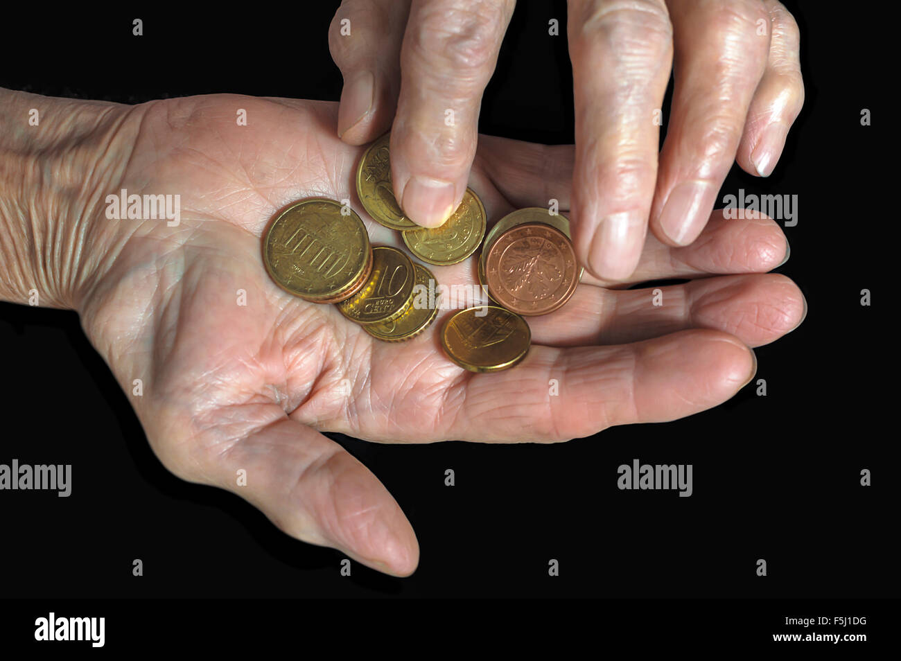 Monete metalliche in euro nella vecchia donna mani. Il concetto di business. Foto Stock
