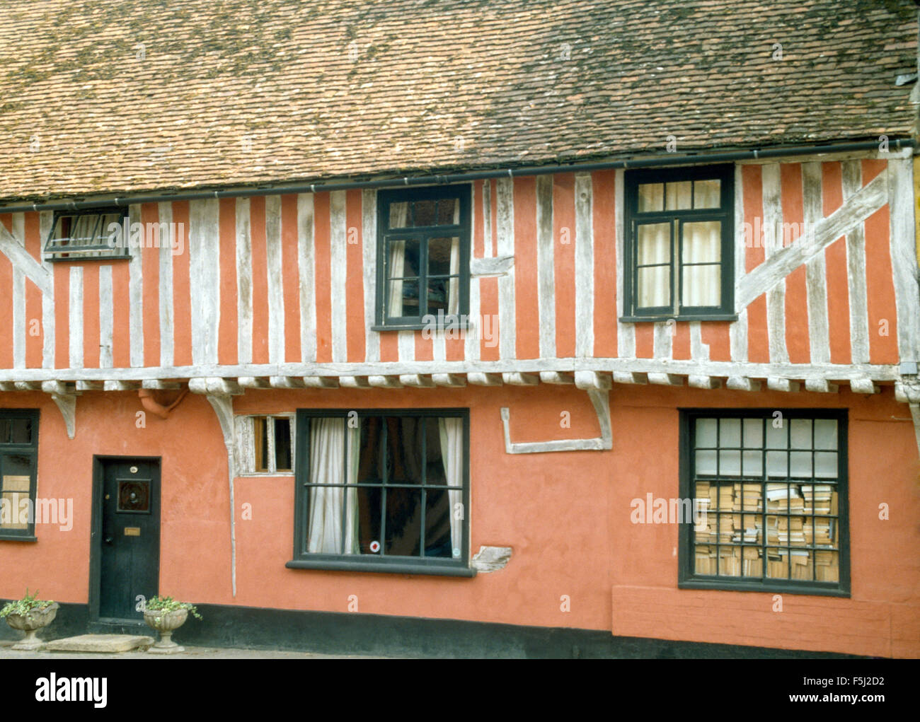 Esterno di una terracotta dipinta con travi di legno casa medievale in un villaggio del Suffolk Foto Stock