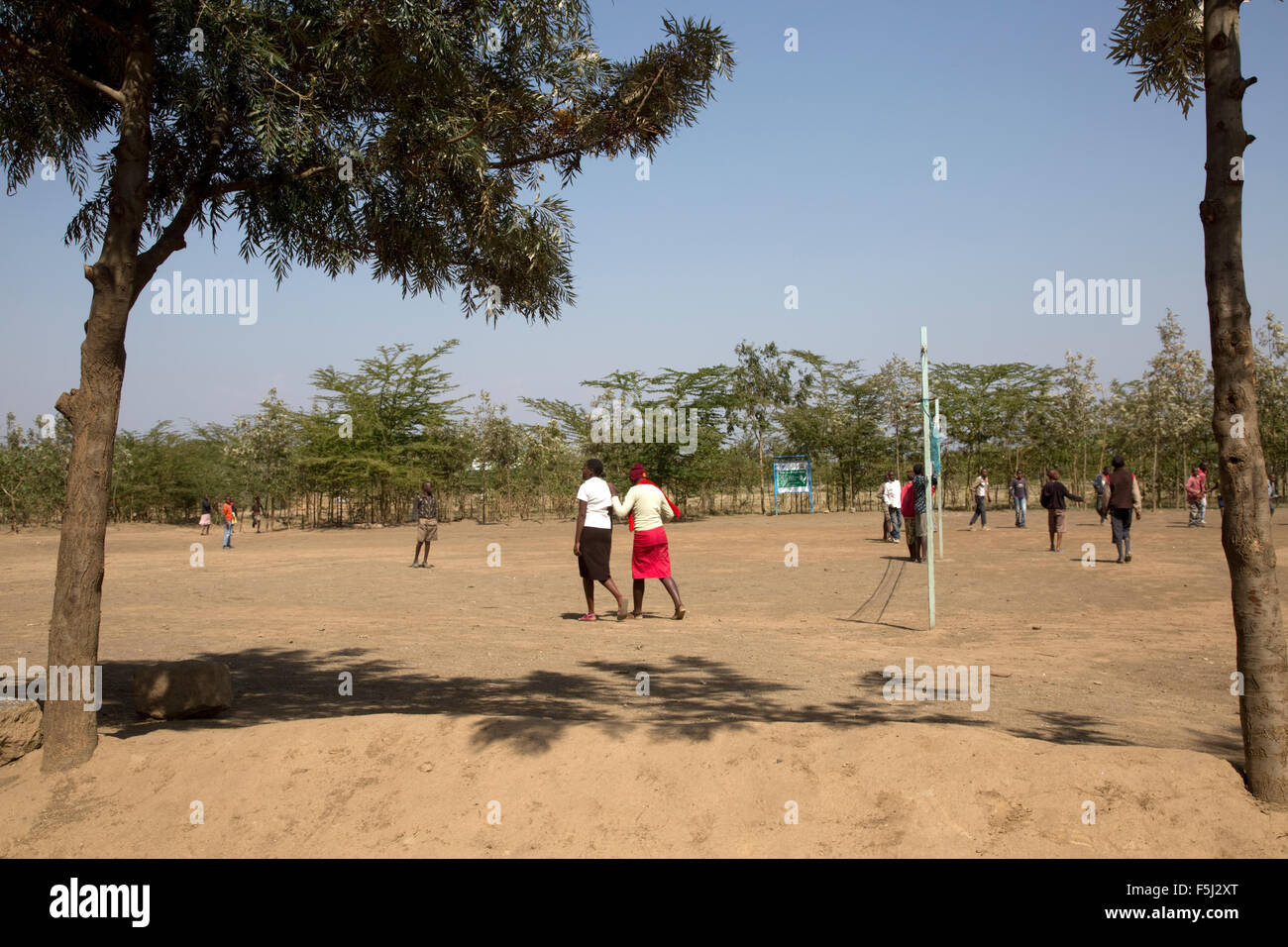 Scuola africana i bambini al gioco circondato da alberi Scuola Kabiri Naivasha Kenya Foto Stock