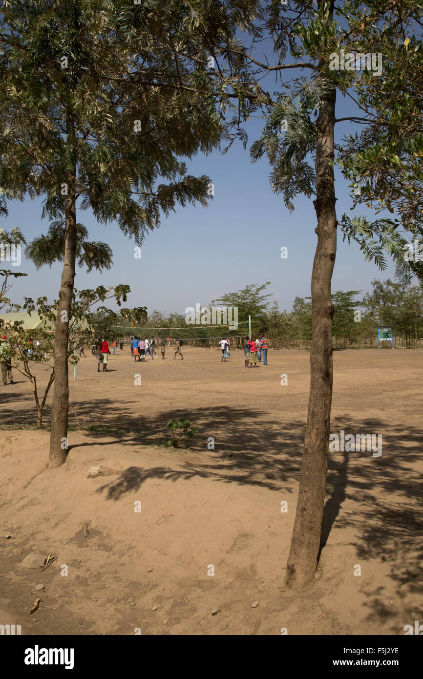 Scuola africana i bambini al gioco circondato da alberi sono piantati nella loro scuola Scuola Kabiri Naivasha Kenya Foto Stock
