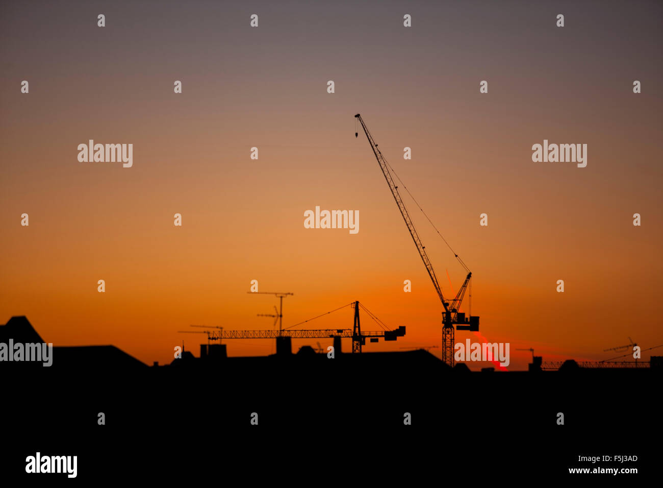 Un Crest Nicholson la costruzione di gru al tramonto sulla skyline di Bristol. Foto Stock