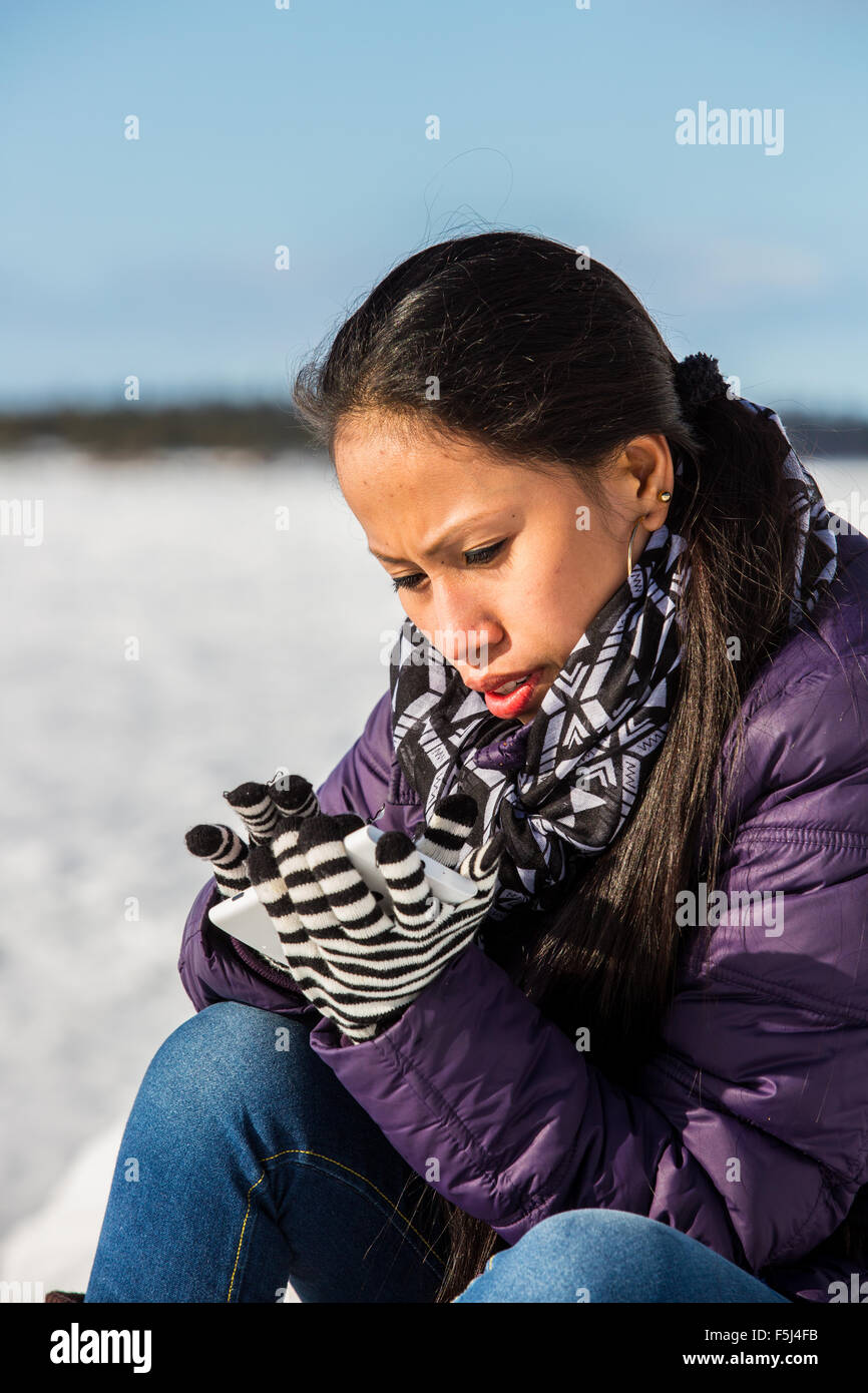 Femmina esercizio all'aperto in condizioni di clima freddo in inverno Foto Stock