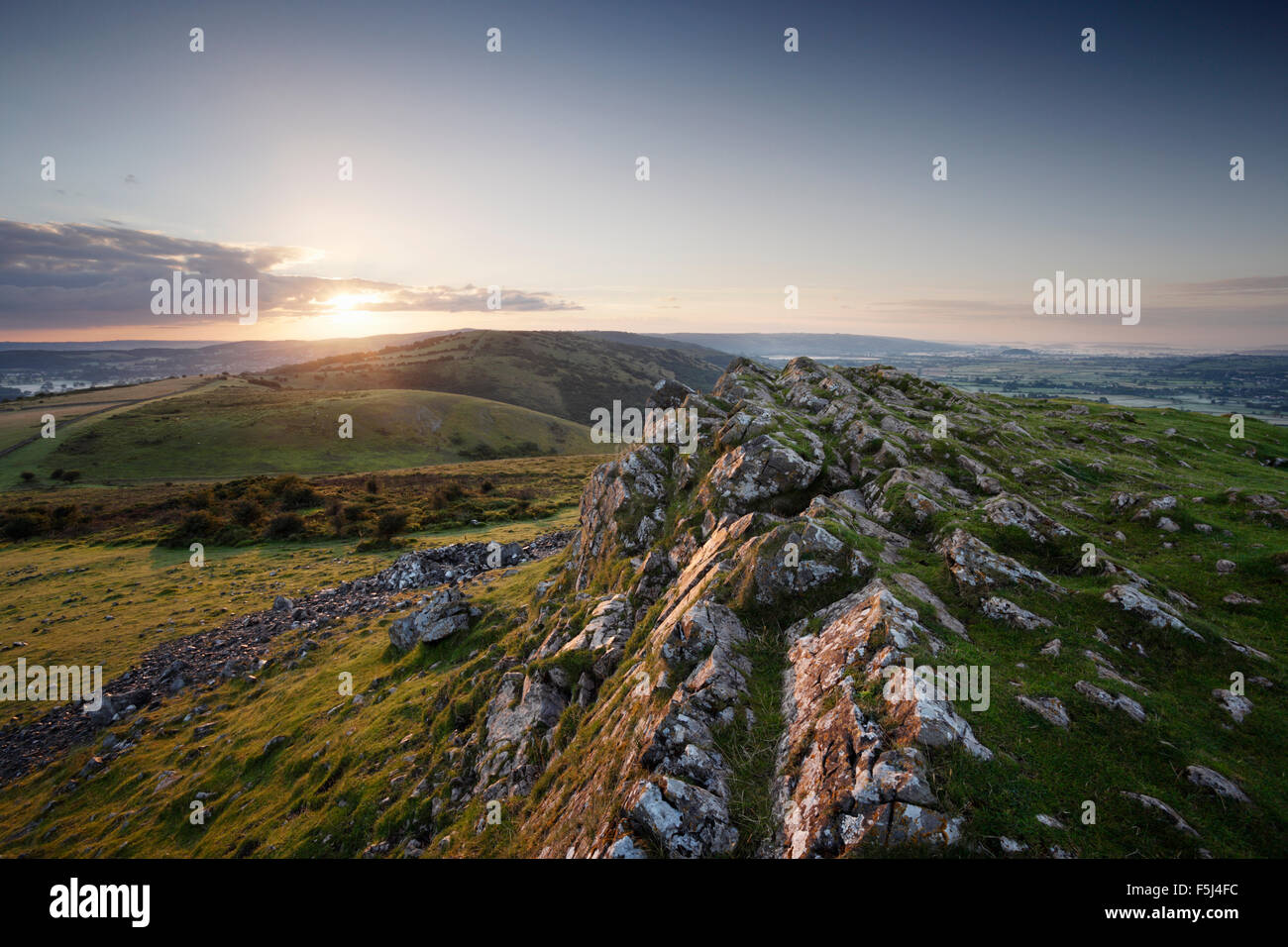 Sunrise over Mendip Hills, da Crook picco. Somerset. Regno Unito. Foto Stock