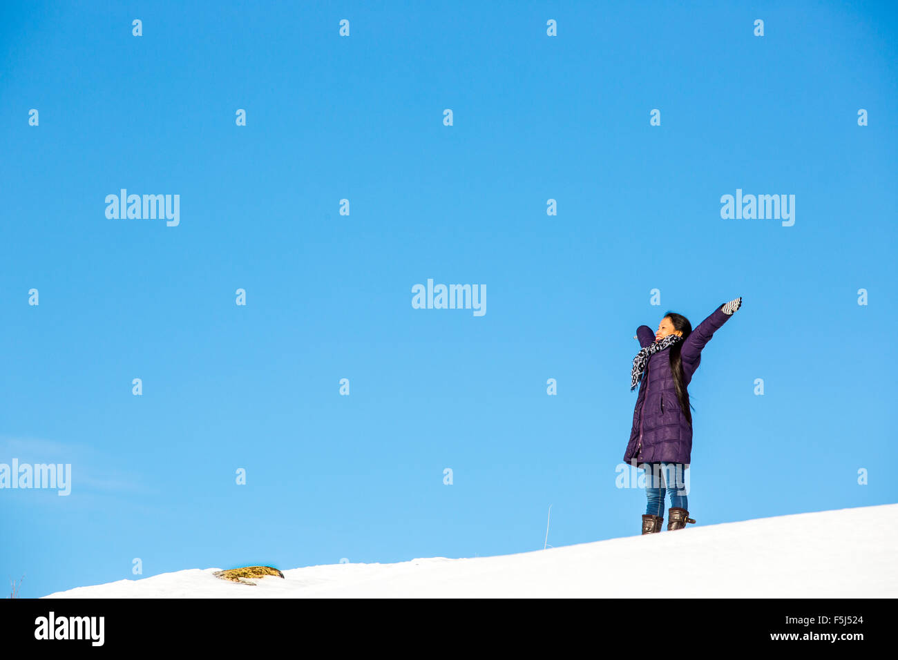 Femmina esercizio all'aperto in condizioni di clima freddo in inverno Foto Stock