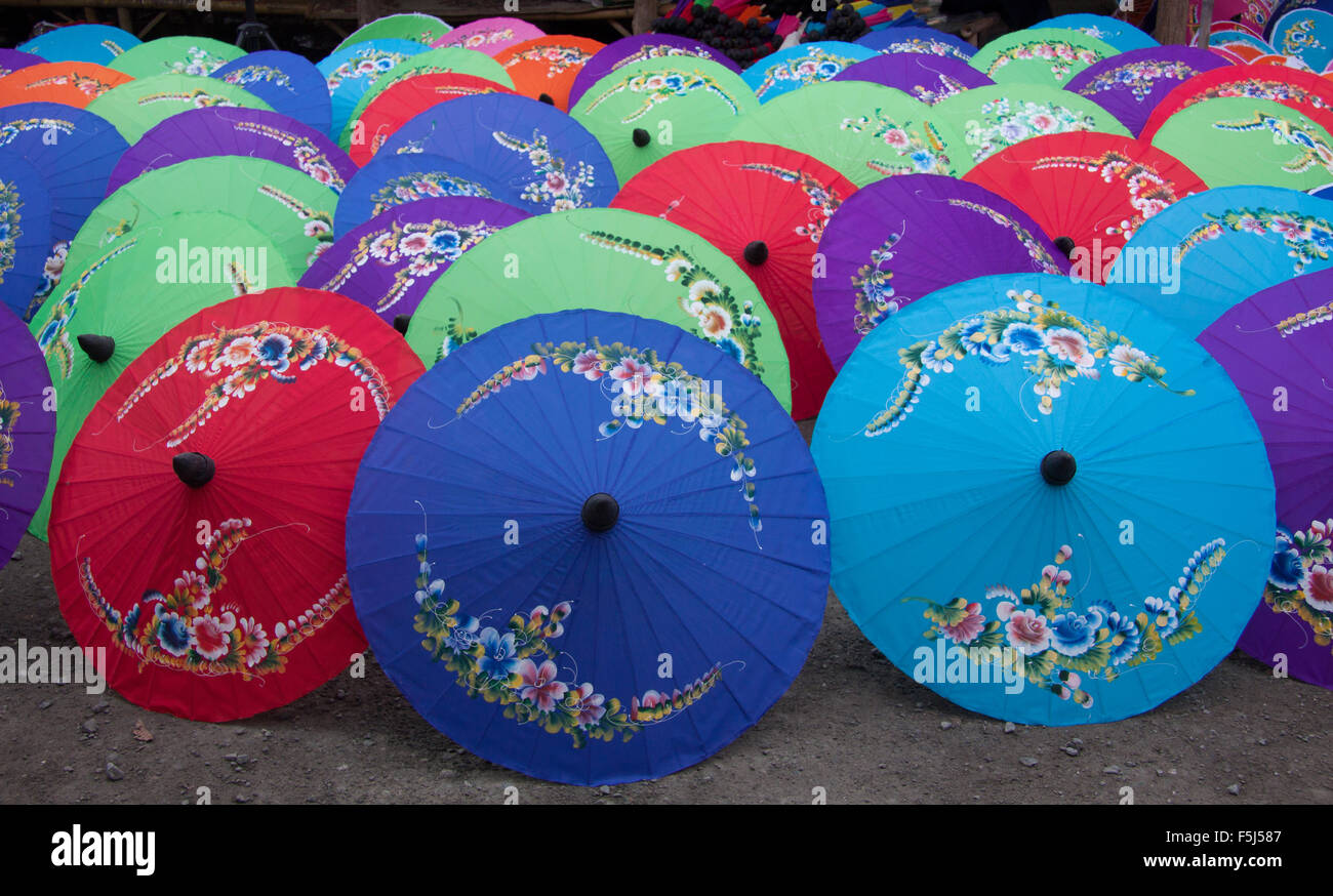 Colorata a mano dell'ombrello Bo Sang villaggio alla provincia di Chiangmai,della Thailandia. Foto Stock