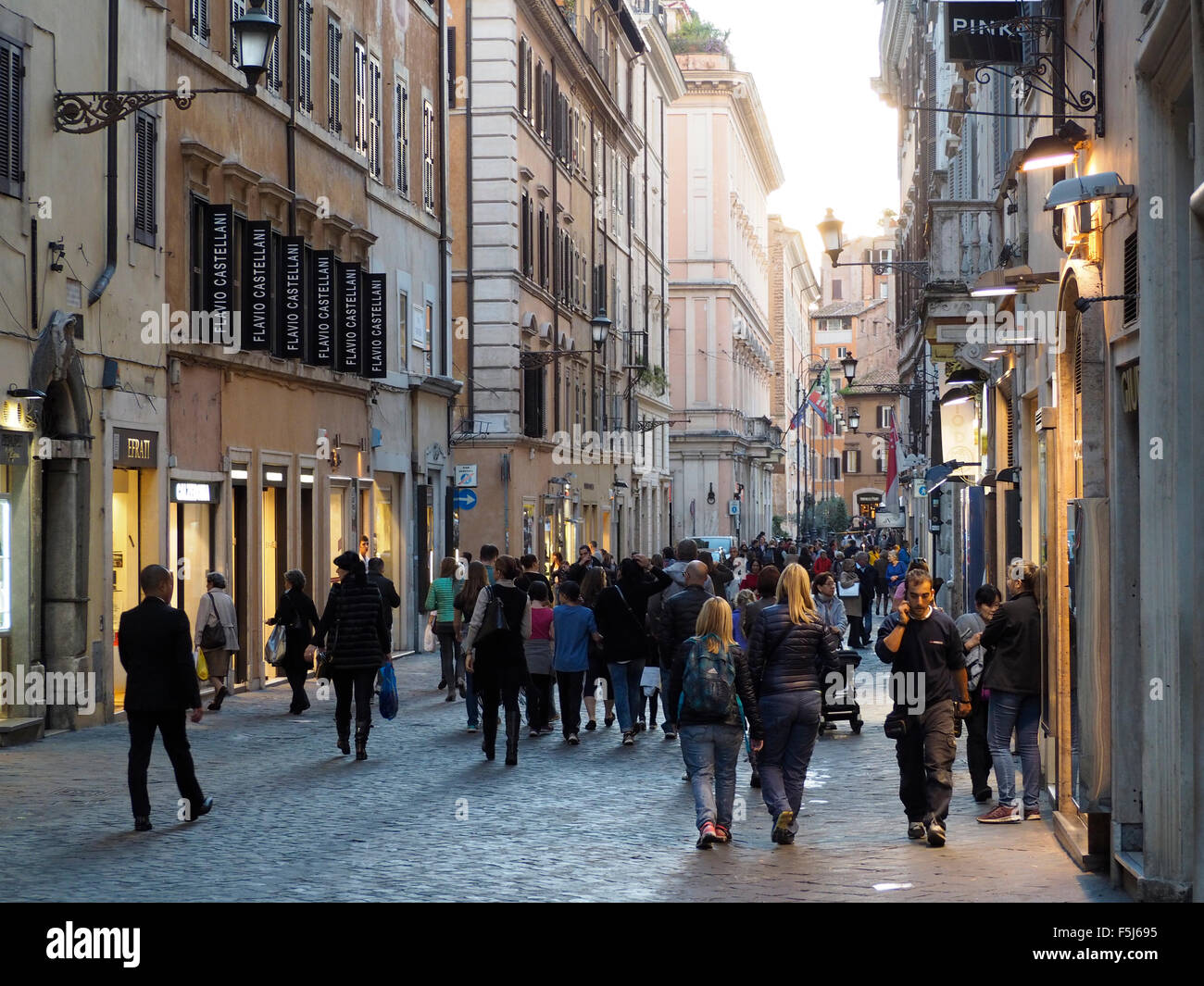 Via Frattina nel quartiere dello shopping di Roma, Italia, vicino alla scalinata di Piazza di Spagna, con molte persone Foto Stock