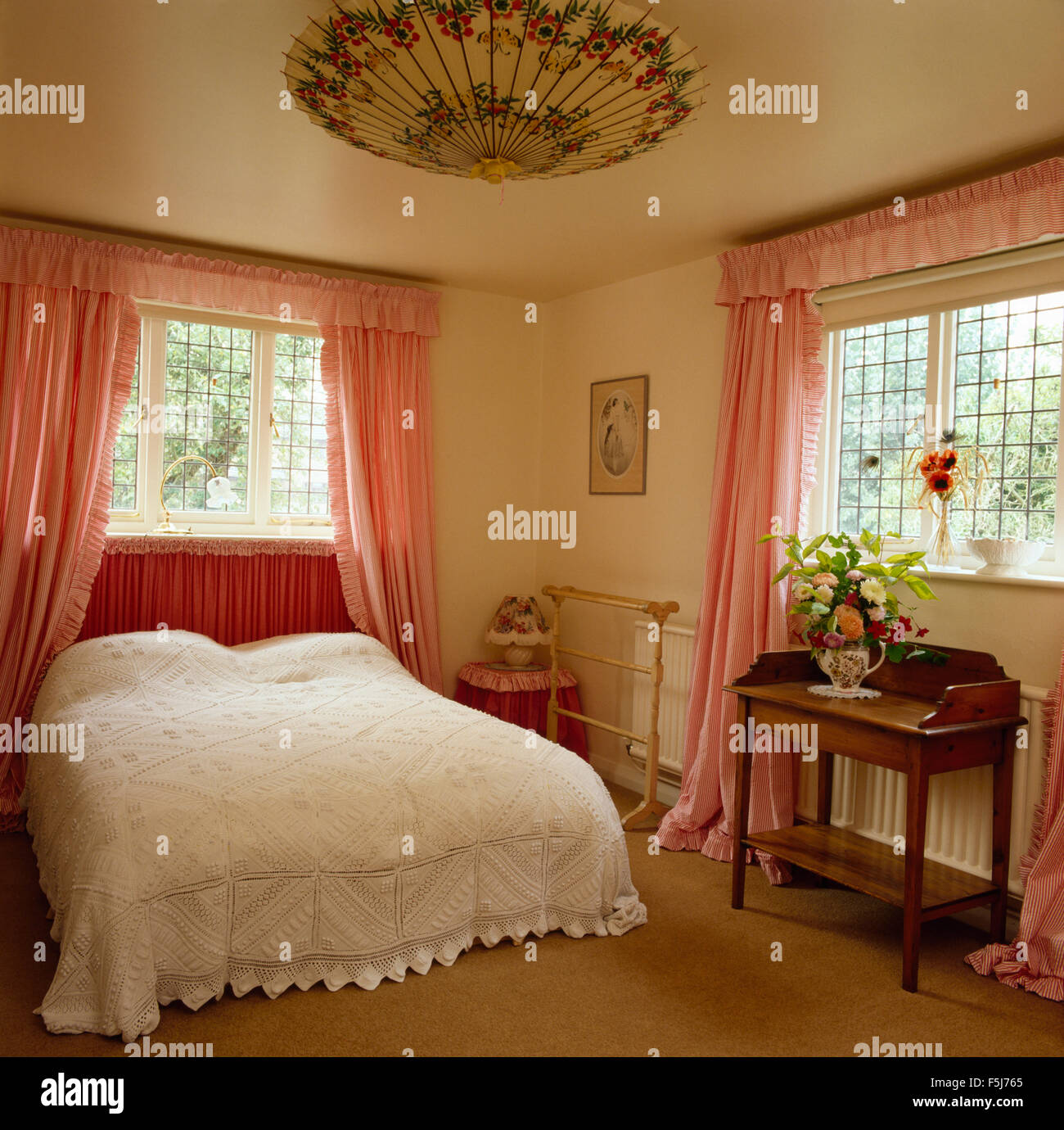 Ad uncinetto Copriletto in cotone sul letto nei primi anni ottanta camera da  letto con tende di colore rosa con un ombrellone usato come un paralume  Foto stock - Alamy