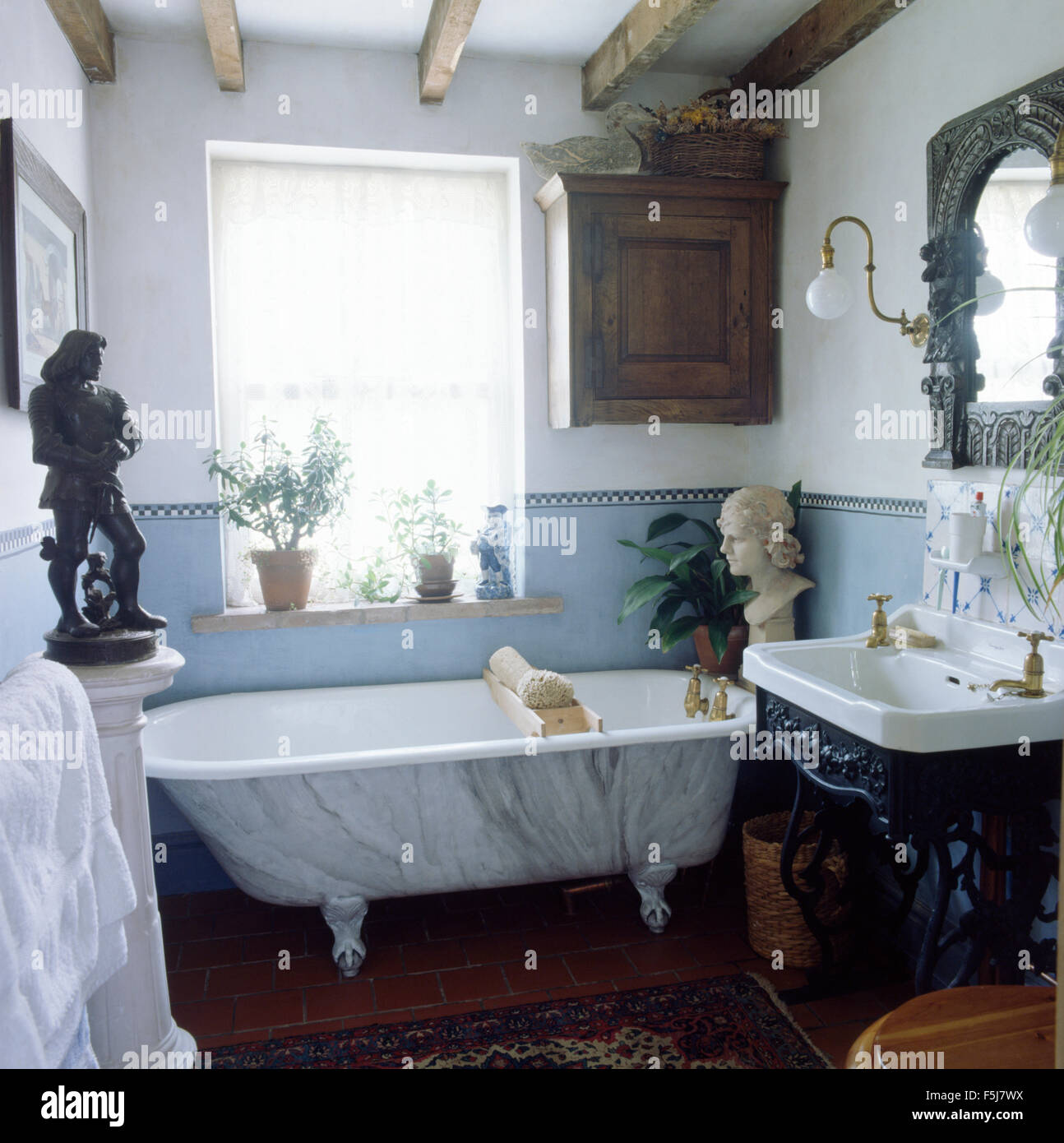 Roll top bagno e statue classiche in bagno degli anni ottanta Foto Stock