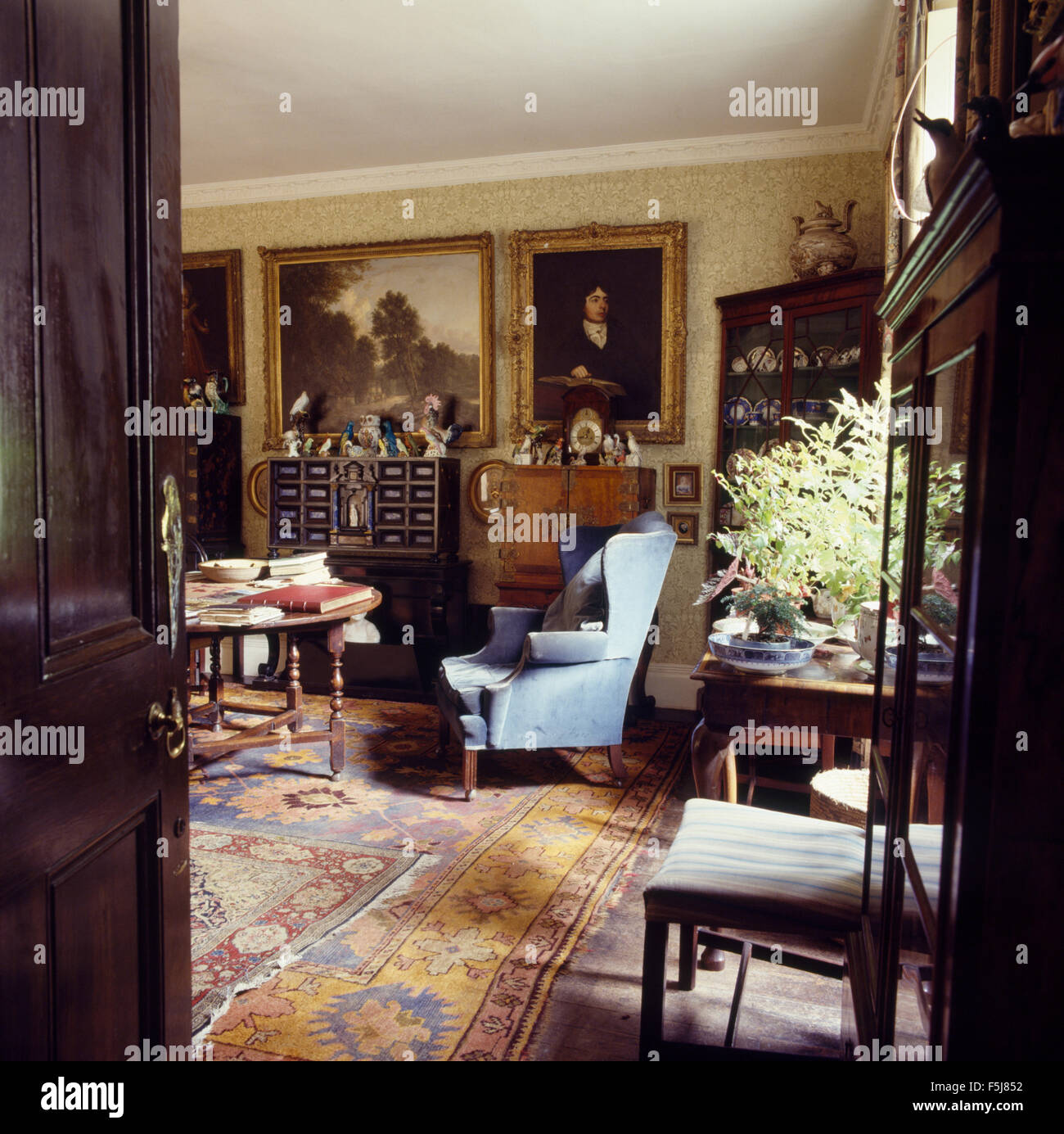 Studio sala da pranzo con dipinti a olio e mobili antichi in una canonica giacobino Foto Stock