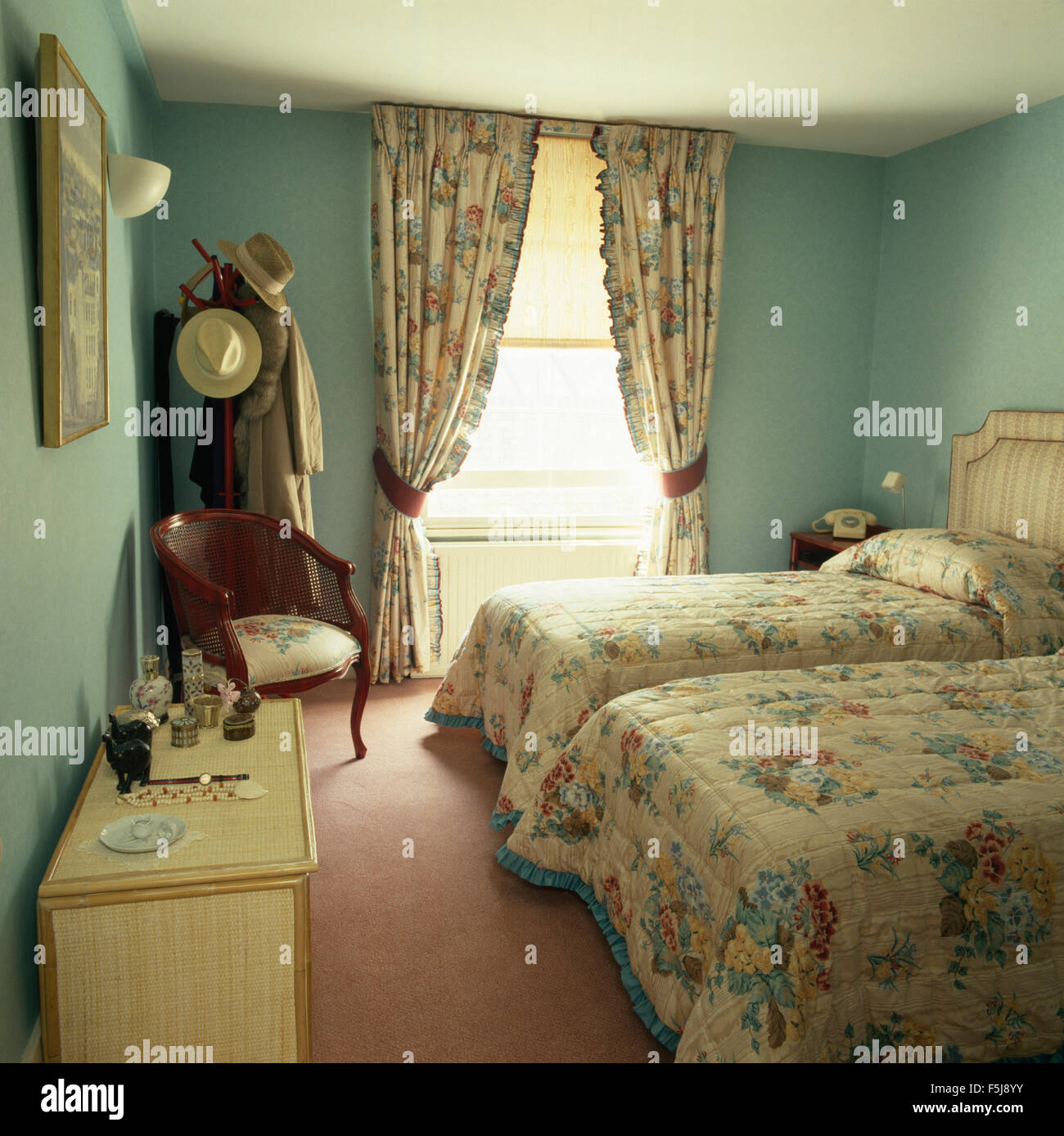 Piumino floreale in 2 letti singoli in un blu-verde camera da letto degli anni settanta Foto Stock