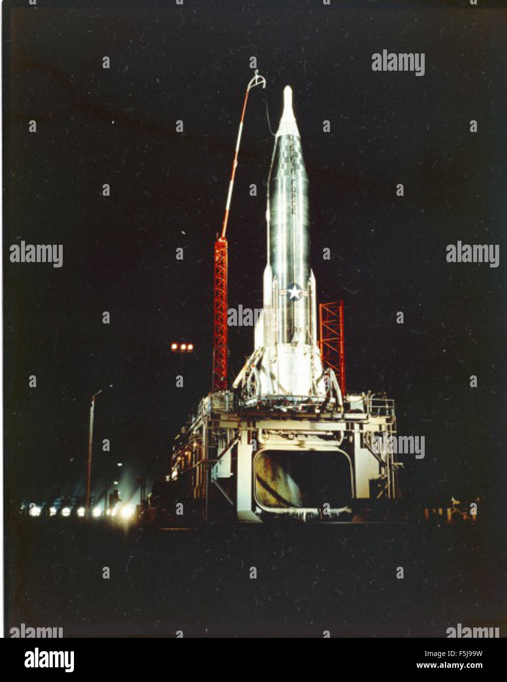 L'Atlas Neg Image cattura il sistema missilistico nella sua configurazione pre-lancio, mostrando la sua sofisticata ingegneria e la sua disponibilità per l'implementazione operativa. L'immagine documenta una fase chiave nello sviluppo del missile. Foto Stock