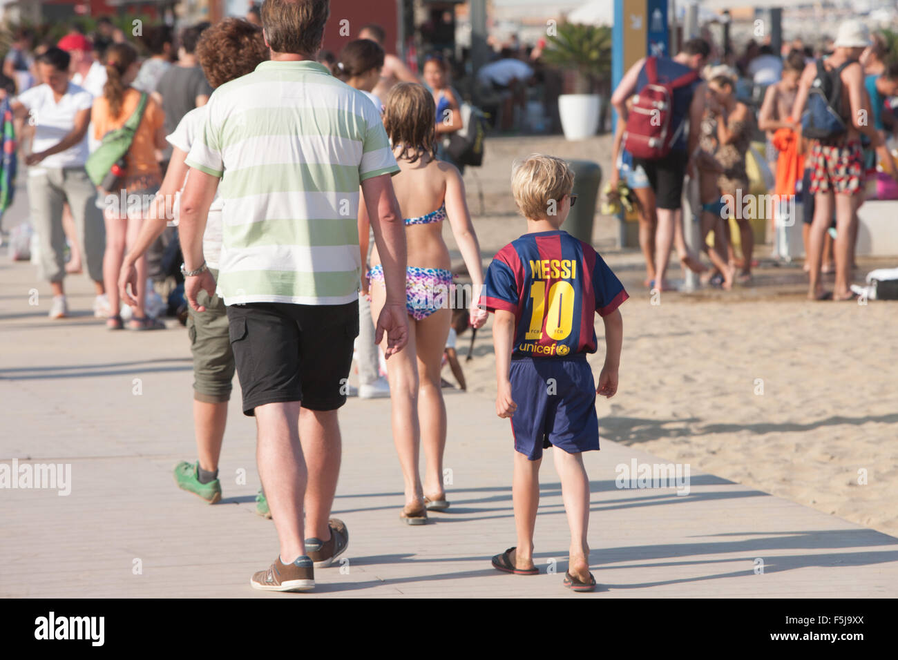 Messi maglia replica Barcelona kit calcio indossando boy a Barceloneta Beach,spiaggia urbana di barcellona,cataluña,Spagna. Foto Stock