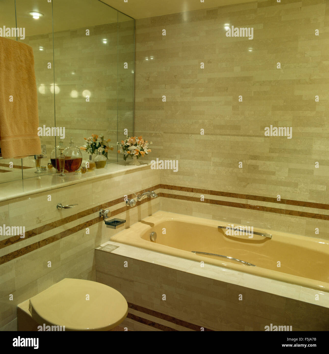 Piastrelle di striscia sopra la vasca da bagno in un bagno degli anni ottanta Foto Stock
