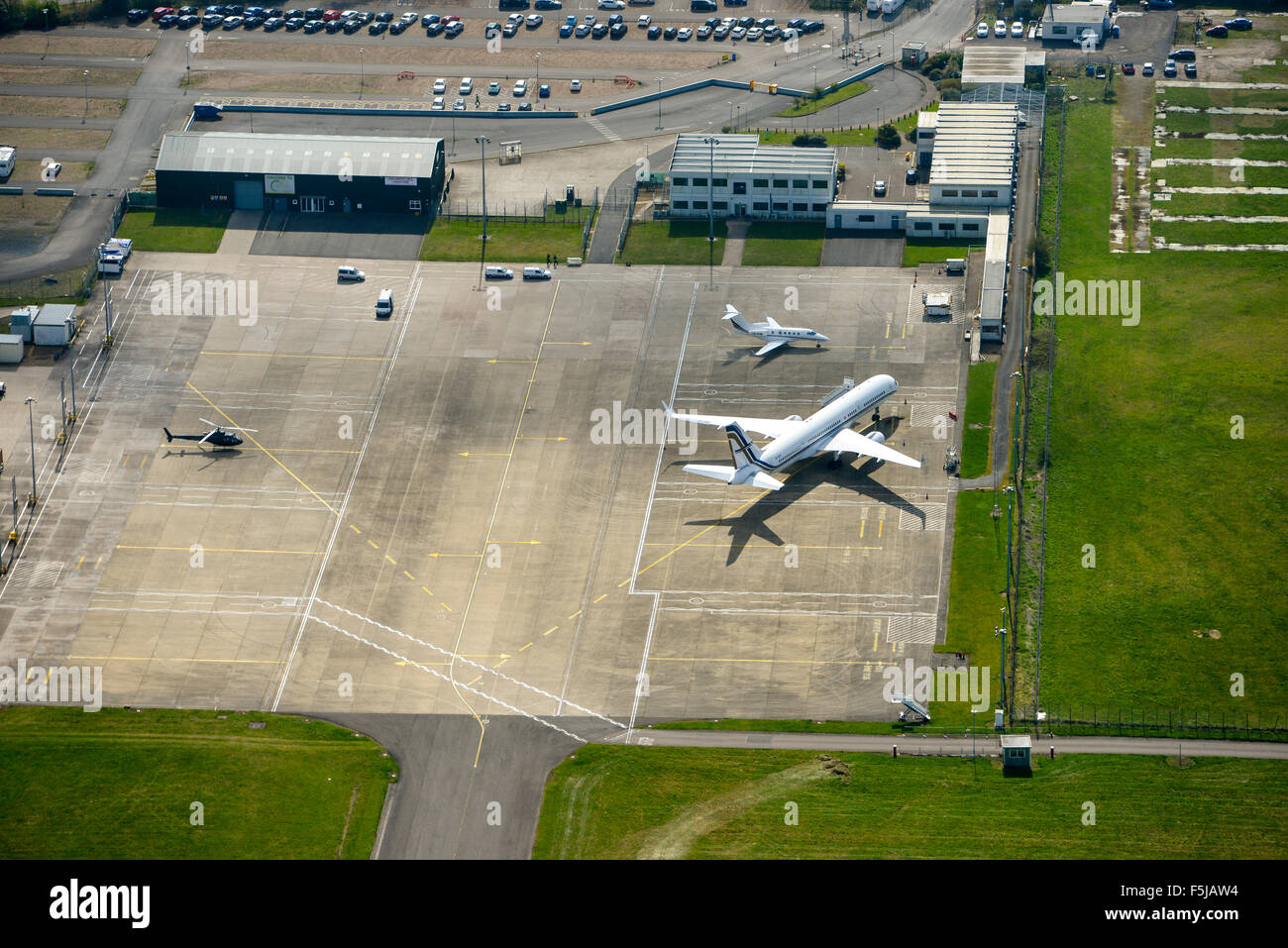 Una veduta aerea di aeromobili parcheggiati sul piazzale dell'aeroporto di Coventry Foto Stock