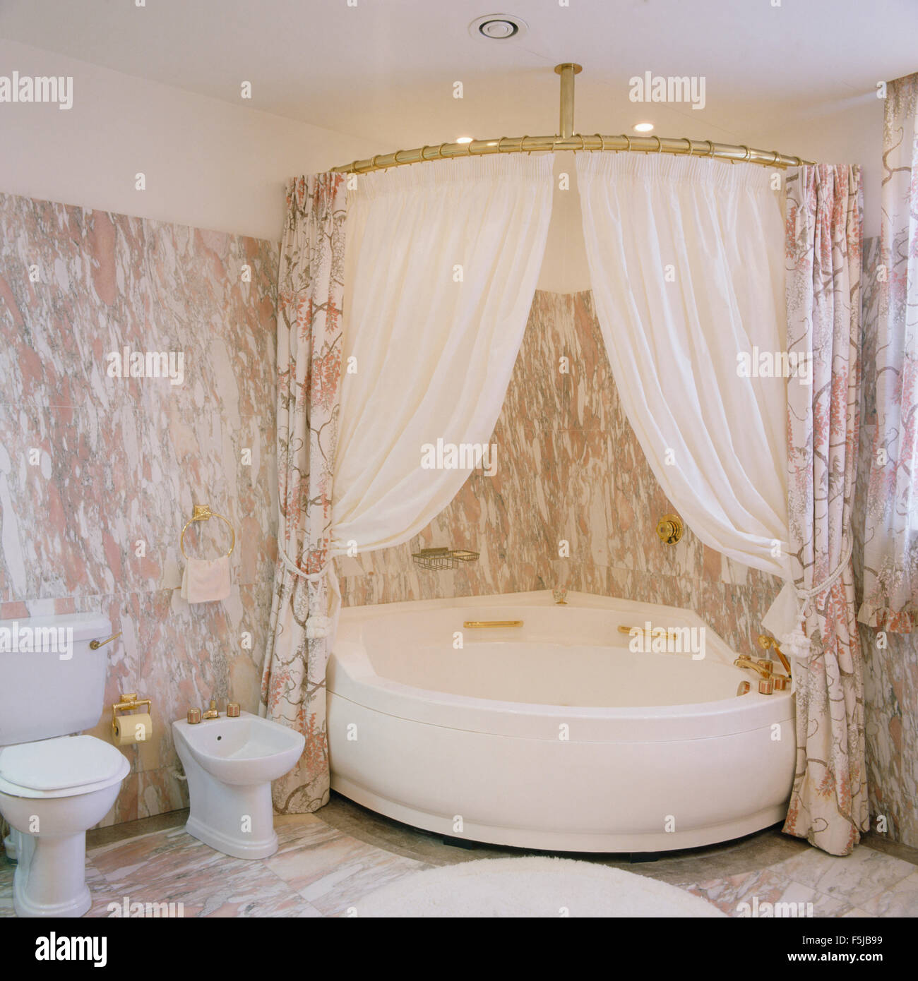White tende da doccia su vasca ad angolo in un ottanta bagno in marmo Foto  stock - Alamy