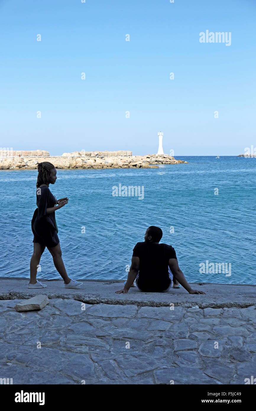 La gente sulla banchina all'entrata di Kyrenia porto di Cipro Nord KATHY DEWITT Foto Stock