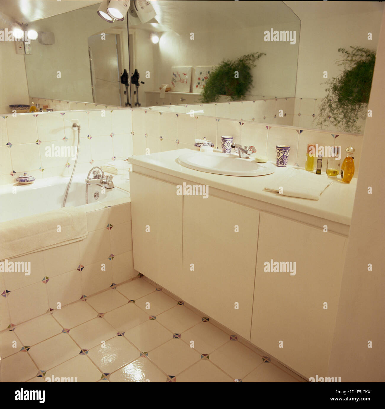 Pareti a specchio in piccolo degli anni ottanta in piastrelle bagno seminterrato Foto Stock