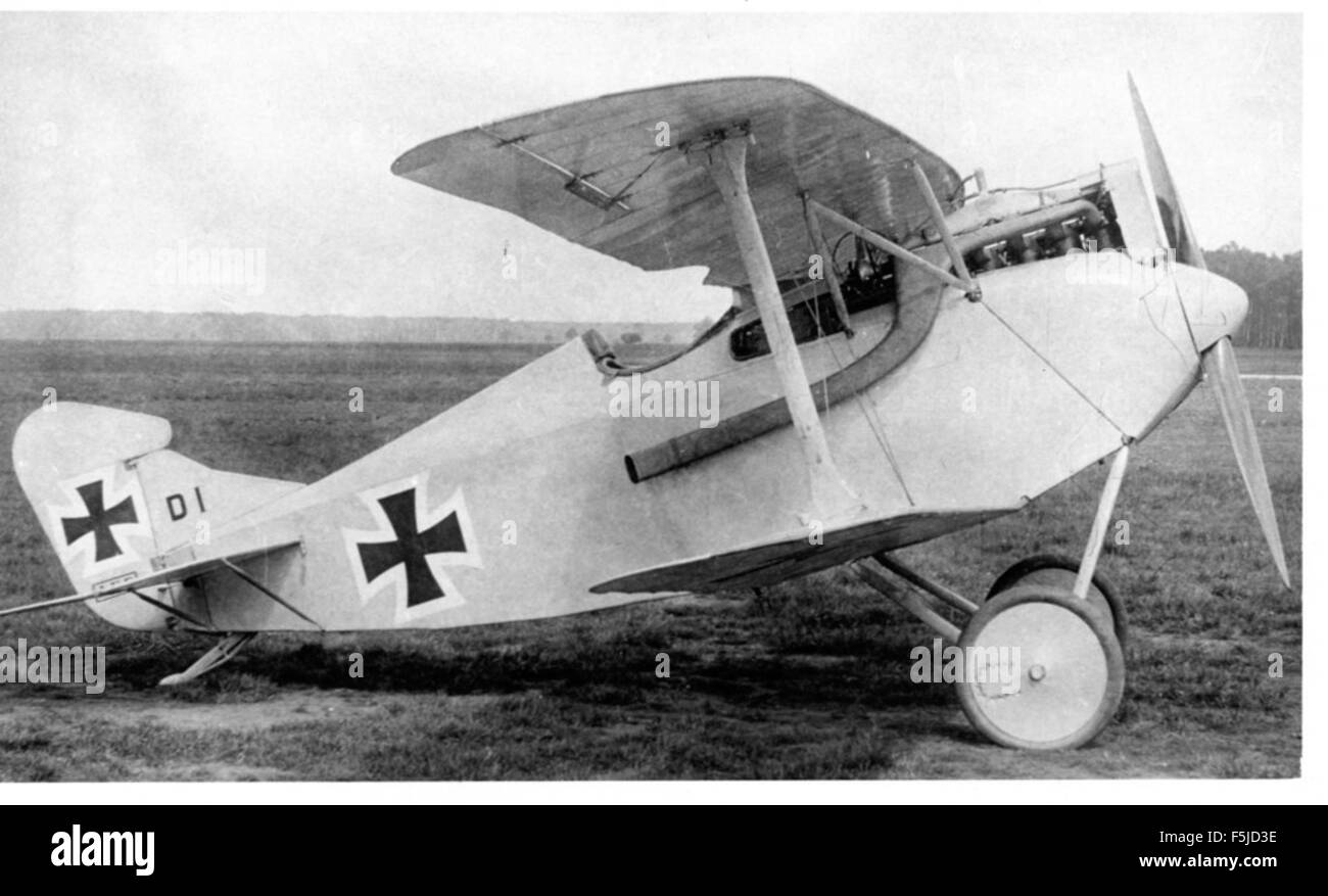 L'AEG D i è un biplano tedesco della prima guerra mondiale, noto per il suo ruolo pionieristico nell'aviazione. Progettato dalla compagnia AEG, era un aereo da ricognizione con una configurazione a doppia ala. Faceva parte del primo sviluppo dell'aviazione militare durante la guerra, caratterizzato da un design monomotore e da una cabina di pilotaggio aperta per il suo pilota e osservatore. Foto Stock