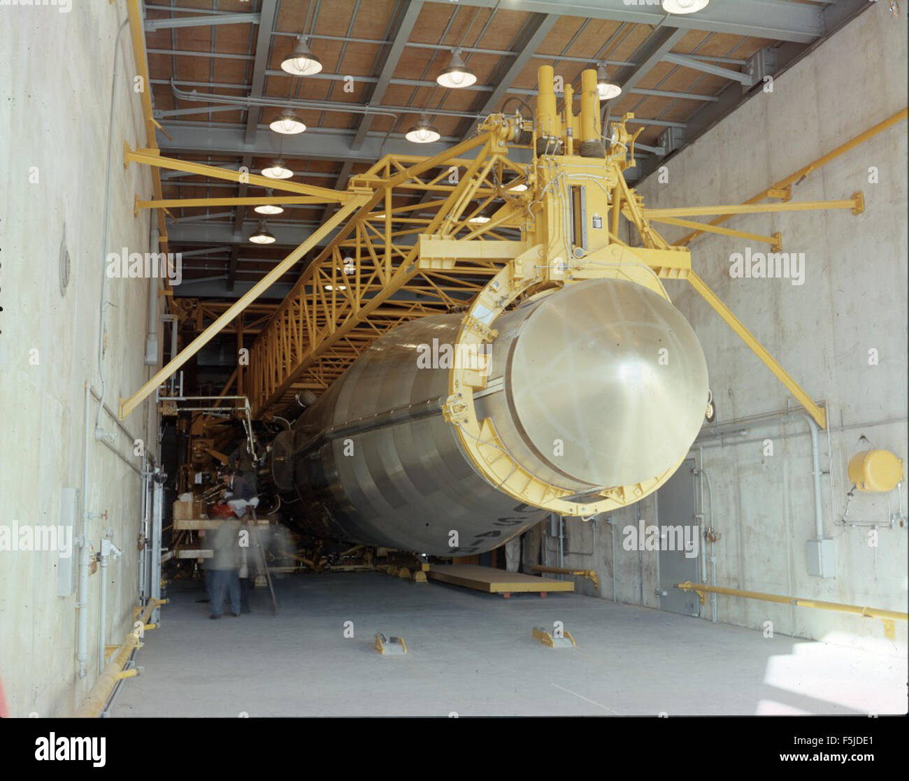 Questa foto mostra il missile Atlas 23D sotto riparo al Pad 2, Vandenberg AFB, il 6 maggio 1960. L'immagine documenta una fase cruciale nella preparazione e nei test del missile. Foto Stock