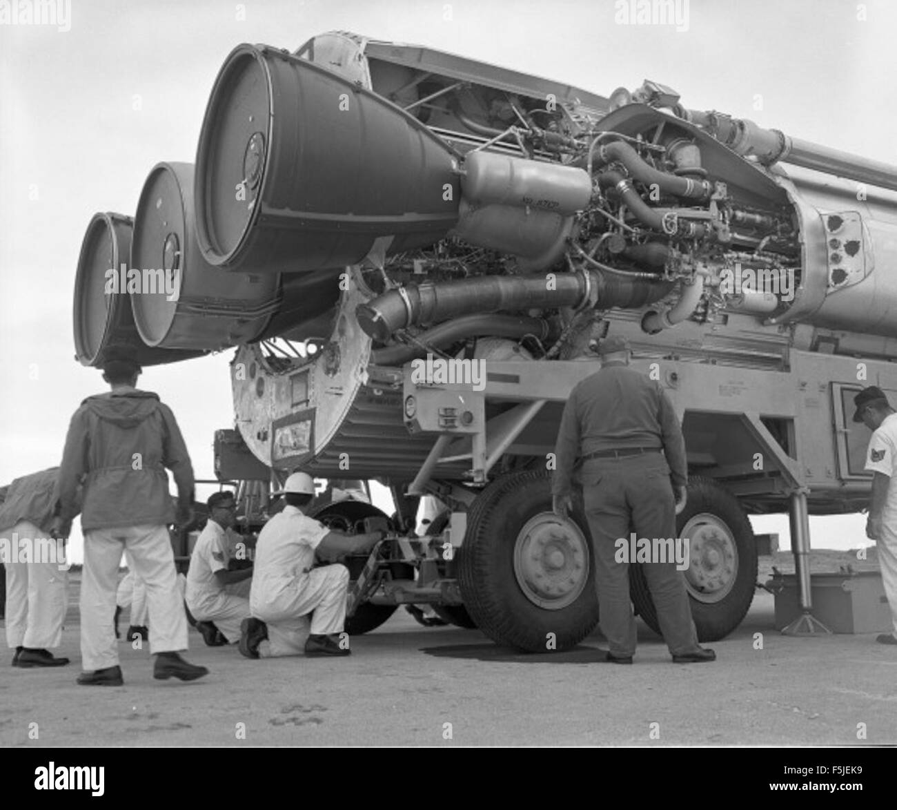 Una fotografia che mostra una struttura militare catturata nella Atlas negative Collection, sottolineando il layout operativo dell'area, compresi i silos e le strutture di stoccaggio. Foto Stock