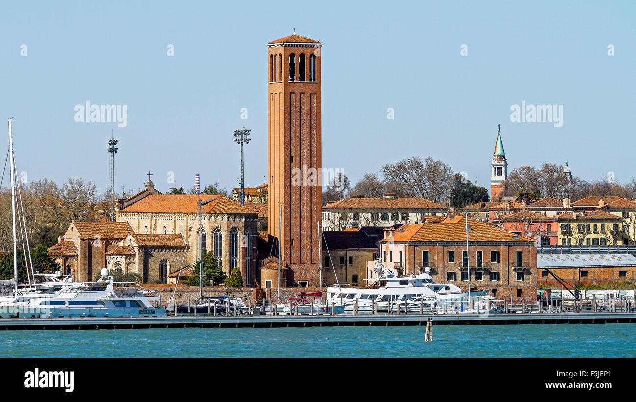 Marina e chiesa sul bordo della Laguna Venezia Italia Foto Stock