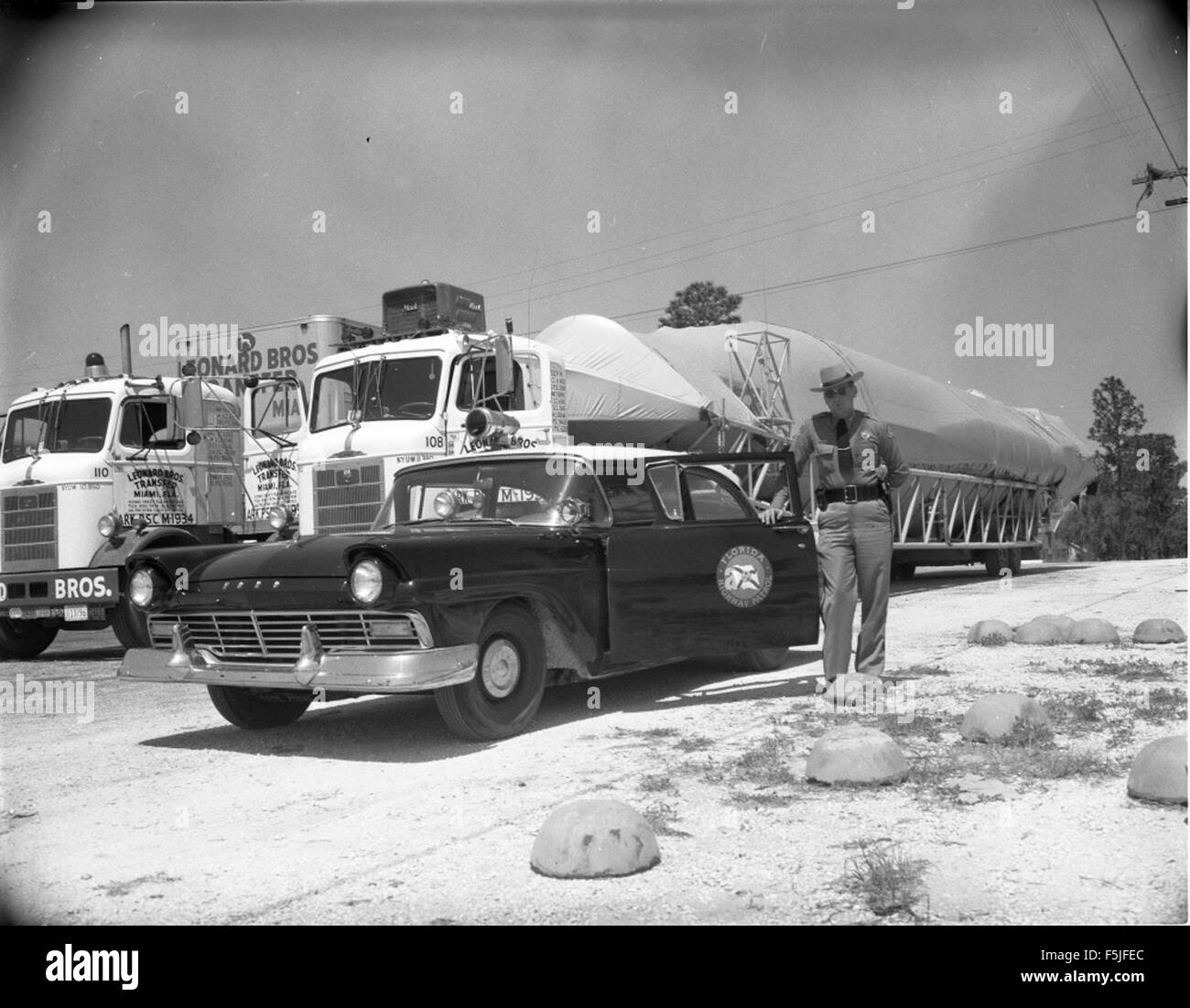 Questa immagine mette in evidenza l'ufficiale EE Saunders della Florida Highway Patrol, che illustra in dettaglio il suo coinvolgimento con il sistema di trasporto Atlas durante le operazioni logistiche militari. Foto Stock