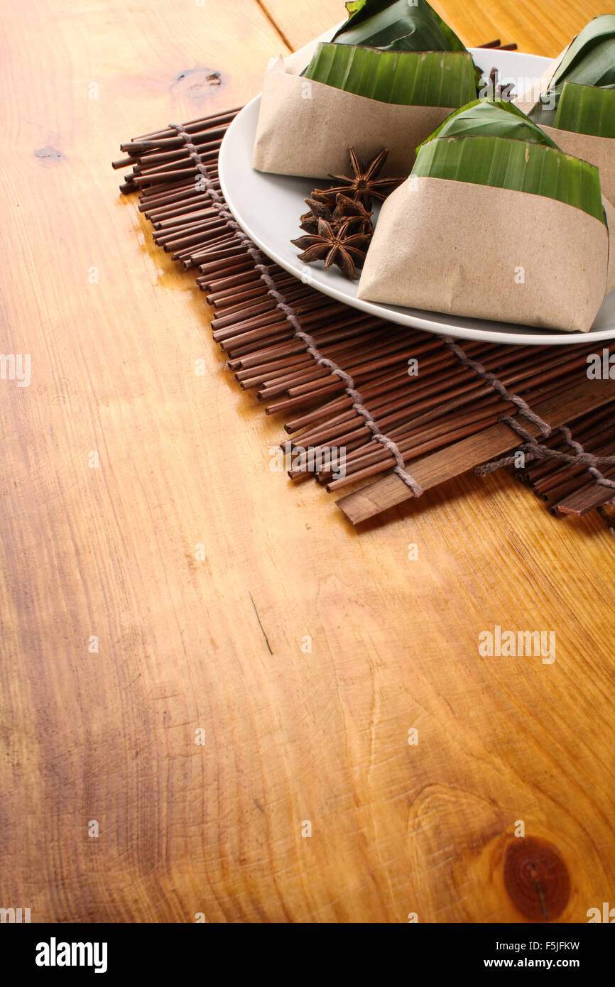 Tradizionale malese fresche nasi lemak impaccata con banana leaf in uno sfondo di legno Foto Stock