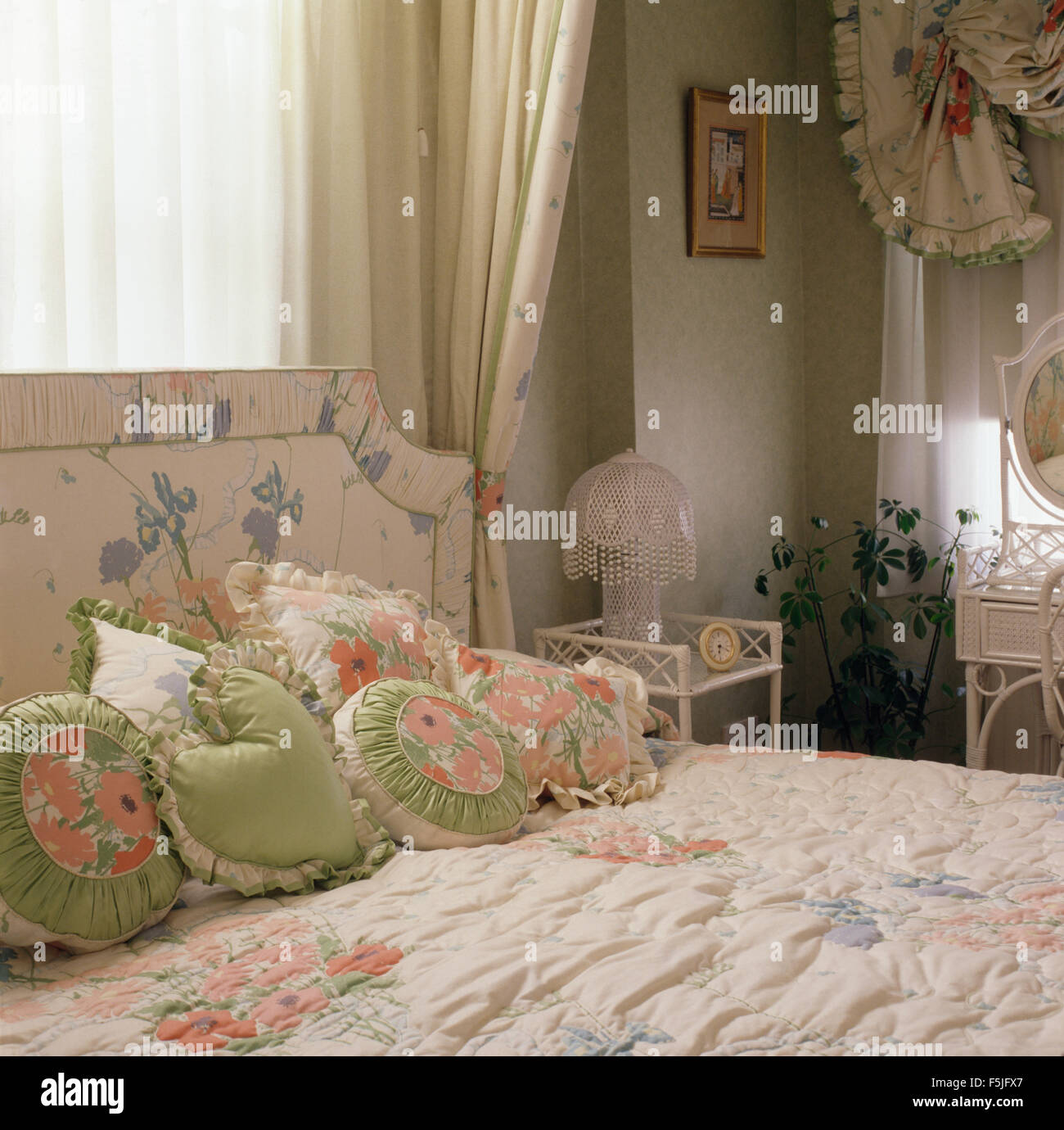 Cuscini verdi sul letto immagini e fotografie stock ad alta risoluzione -  Alamy