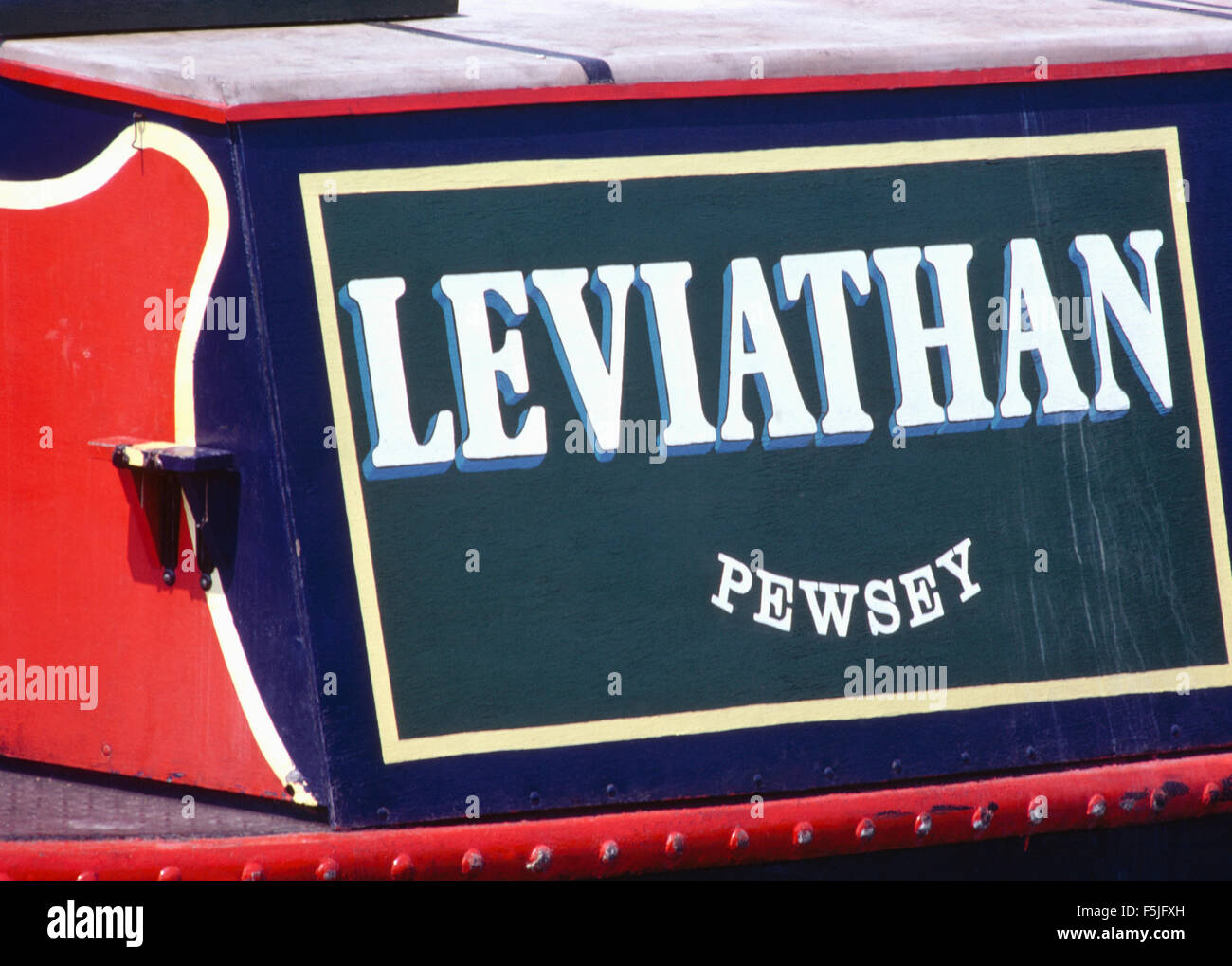 Close-up di un tradizionalmente verniciati barca stretta, mostrando il nome Leviathan Foto Stock