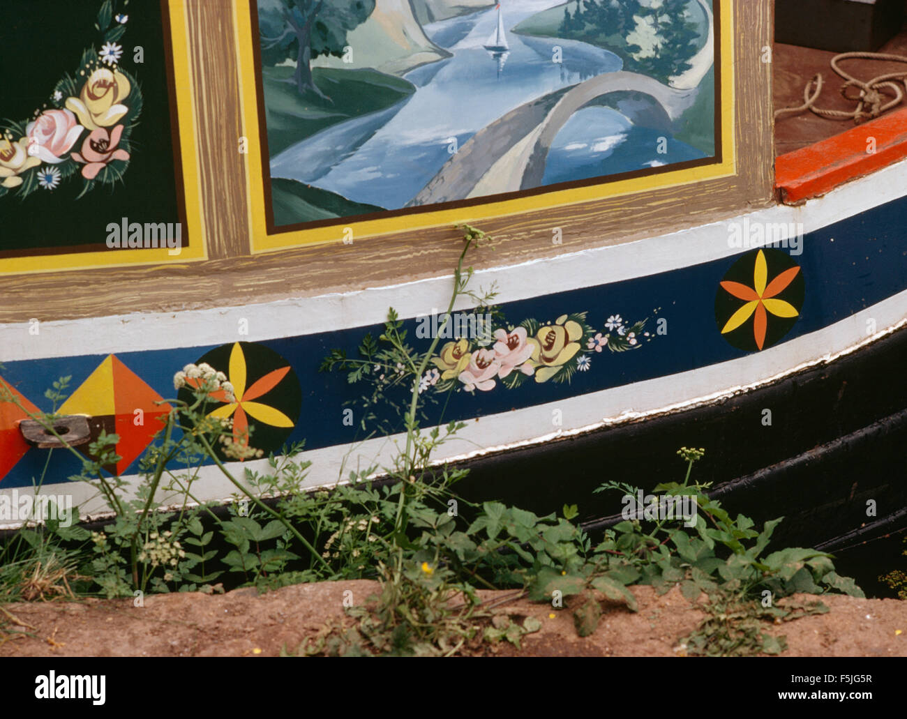 Close-up di un tradizionalmente verniciati barca stretta Foto Stock
