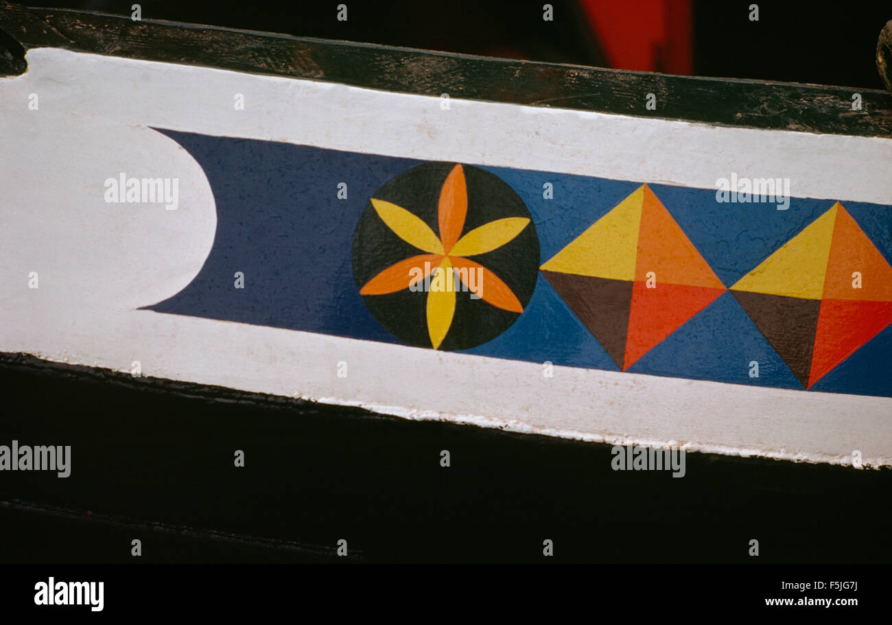 Close-up del lato di un tradizionalmente verniciati barca stretta Foto Stock