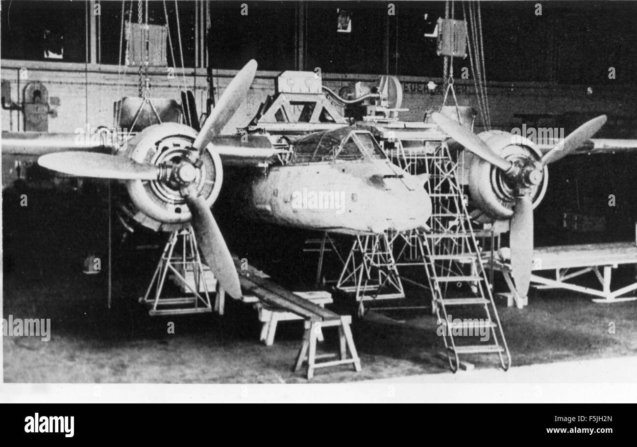 Fotografia del velivolo Focke-Wulf Ta 154V-2 sottoposto a prove statiche di vibrazione, parte del suo sviluppo durante la seconda guerra mondiale. L'immagine mette in evidenza gli aspetti tecnici del design del velivolo e il suo ruolo nell'aviazione militare Foto Stock Fotografia del velivolo Focke-Wulf Ta 154V-2 sottoposto a prove statiche di vibrazione, parte del suo sviluppo durante la seconda guerra mondiale. L'immagine mette in evidenza gli aspetti tecnici del design del velivolo e il suo ruolo nell'aviazione militare Foto Stock