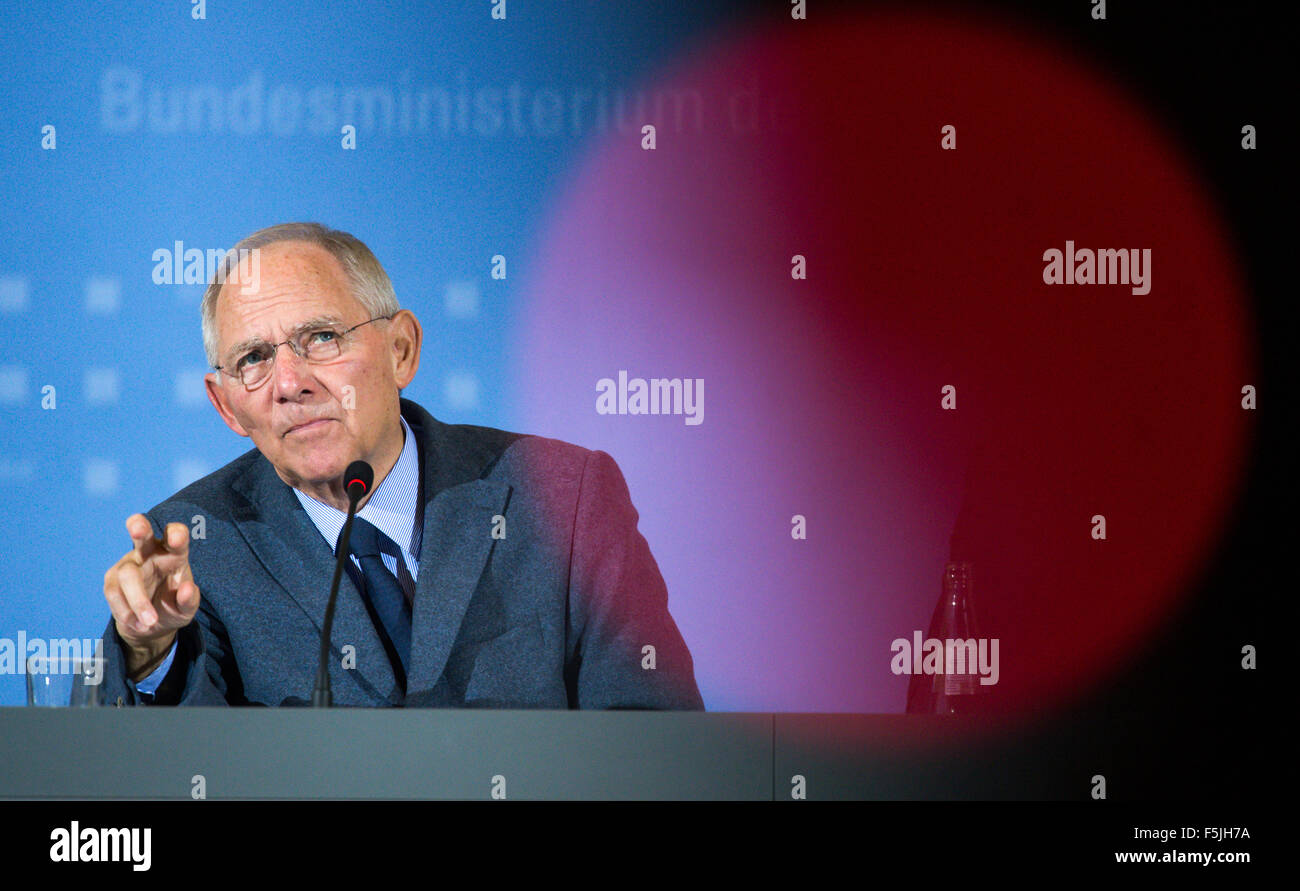 Berlino, Germania. 5 Novembre, 2015. Il Ministro delle finanze tedesco Wolfgang Schaeuble (CDU) parlando la più recente stima del governo per il gettito fiscale, durante una conferenza stampa presso il ministero delle finanze a Berlino, Germania, 5 novembre 2015. Foto: BERND VON JUTRCZENKA/DPA/Alamy Live News Foto Stock