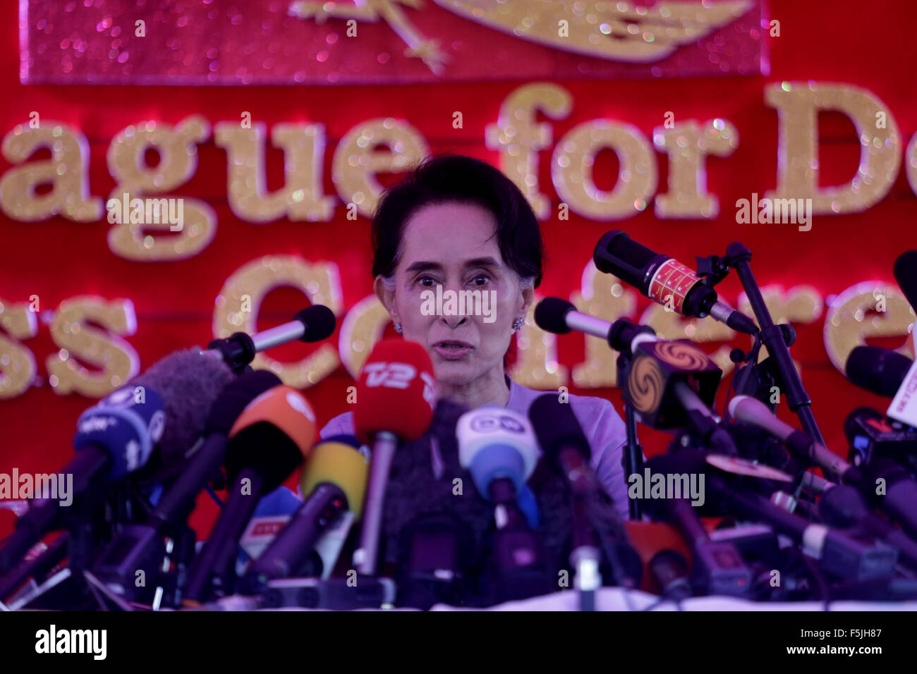 Yangon, Myanmar. 5 Novembre, 2015. Presidente della Lega nazionale per la democrazia (NLD) di Aung San Suu Kyi parla ai media durante una conferenza stampa presso la sua residenza a Yangon, Myanmar, nov. 5, 2015. Myanmar il leader dell'opposizione Aung San Suu Kyi aveva giurato di dare la priorità alla riconciliazione nazionale il lavoro e gli sforzi di pace se vincendo le elezioni generali impostate per il mese di novembre 8. Credito: U Aung/Xinhua/Alamy Live News Foto Stock