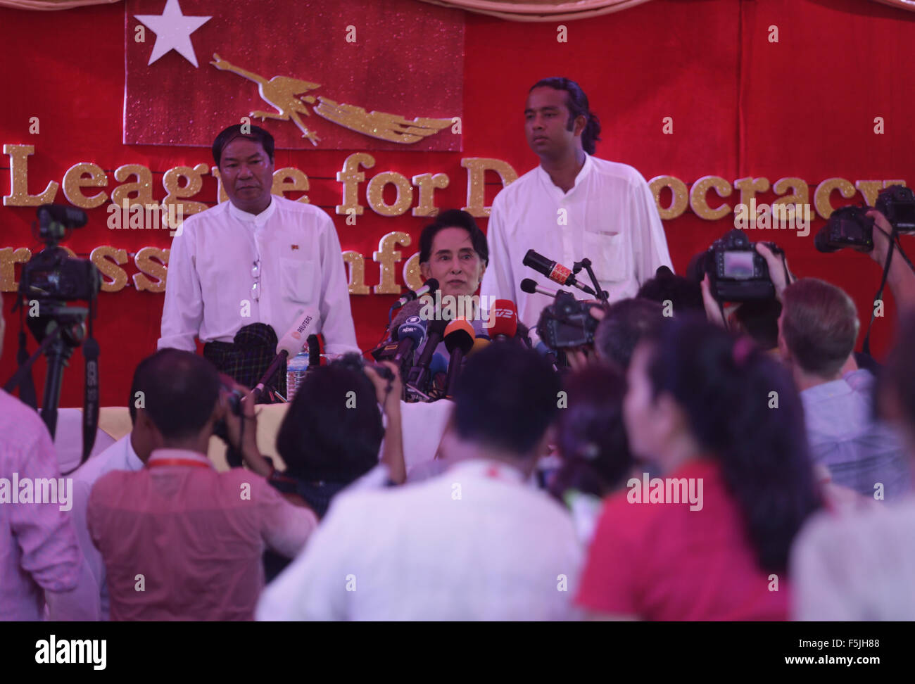 Yangon, Myanmar. 5 Novembre, 2015. Presidente della Lega nazionale per la democrazia (NLD) di Aung San Suu Kyi (C, indietro) parla ai media durante una conferenza stampa presso la sua residenza a Yangon, Myanmar, nov. 5, 2015. Myanmar il leader dell'opposizione Aung San Suu Kyi aveva giurato di dare la priorità alla riconciliazione nazionale il lavoro e gli sforzi di pace se vincendo le elezioni generali impostate per il mese di novembre 8. Credito: U Aung/Xinhua/Alamy Live News Foto Stock