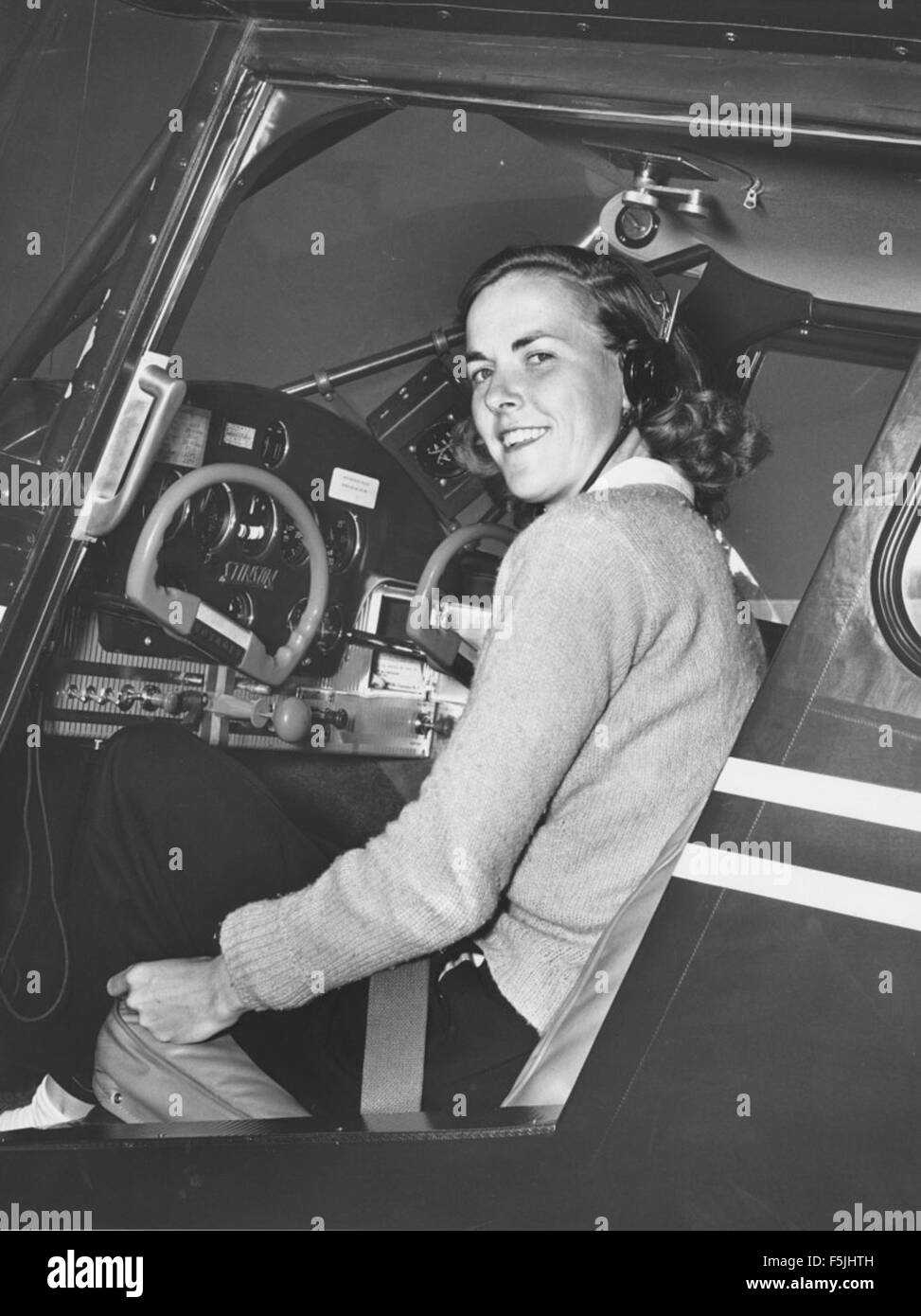 Questa immagine mostra Jeanne d'Ambly, membro del Women's Airforce Service Pilots (WASP) durante la seconda guerra mondiale, evidenziando il suo contributo alla storia dell'aviazione. Foto Stock