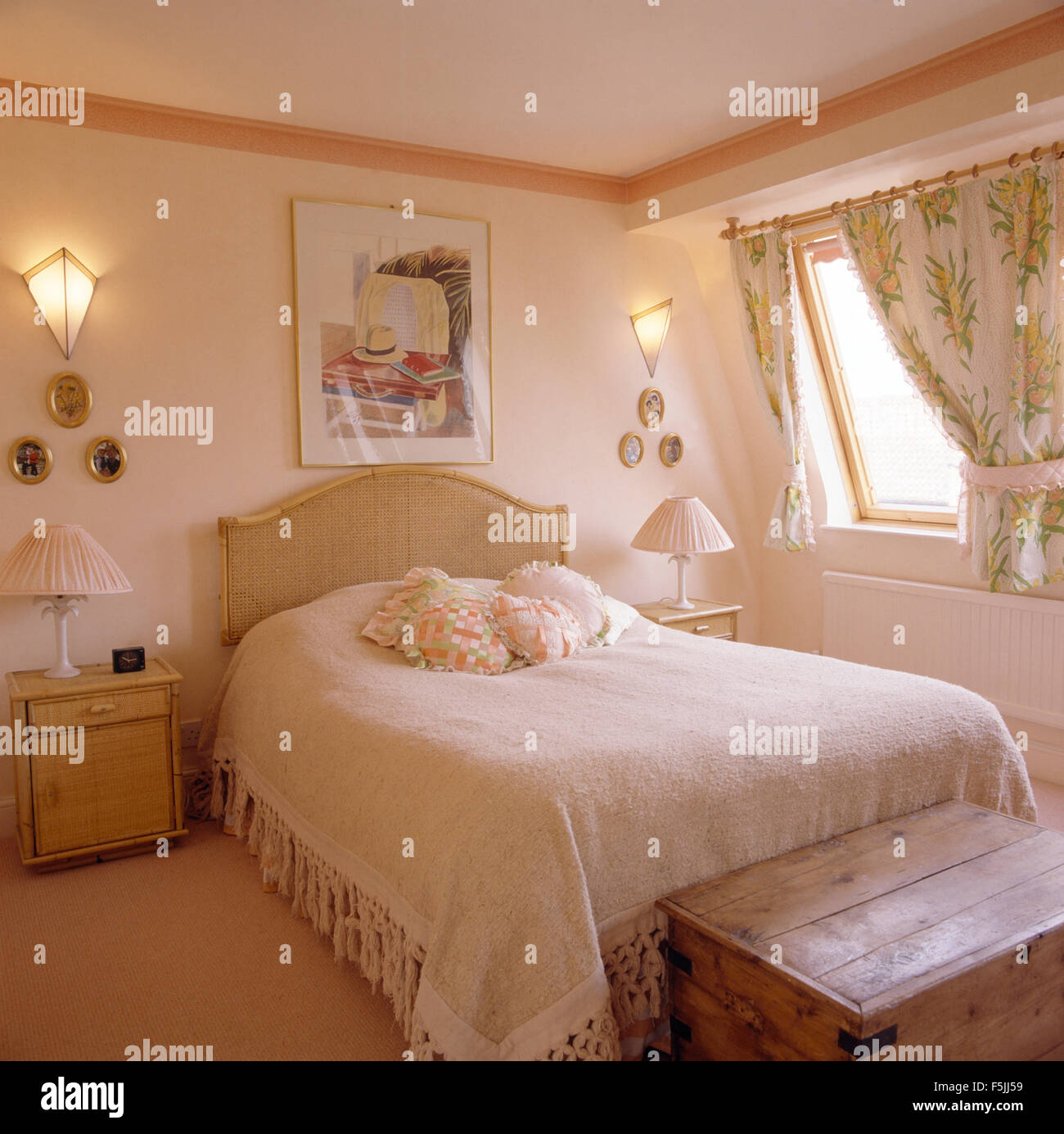 Orlata copriletto sul letto in ottanta conversione soppalco con camera da letto in stile Art Deco lampade da parete Foto Stock