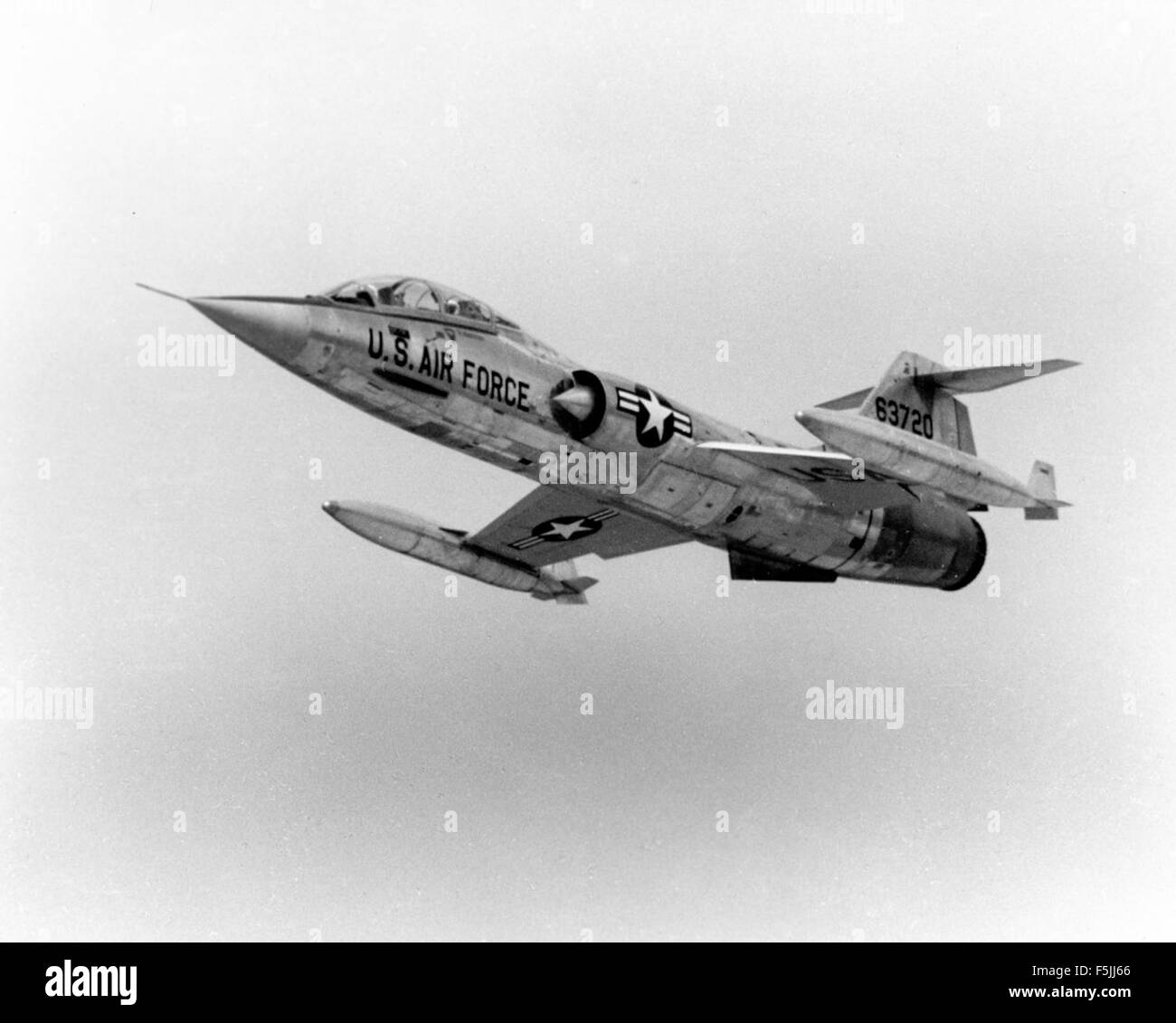 Il Lockheed F-104B 56-3720 era una versione da addestramento militare del famoso F-104 Starfighter, progettato per l'addestramento dei piloti in missioni di intercettazione ad alta velocità, come mostrato in questa immagine della collezione RJF. Foto Stock