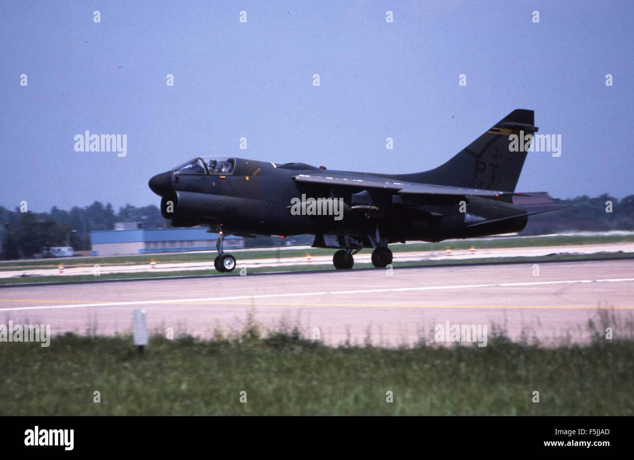 Questa immagine mostra il LTV A-7D, numero di serie 70-0987, gestito dal 112th Tactical Fighter Group (PA-ang), scattato il 17 giugno 1990. L'A-7D è stato utilizzato per bombardamenti tattici e missioni di supporto aereo ravvicinato. Foto Stock