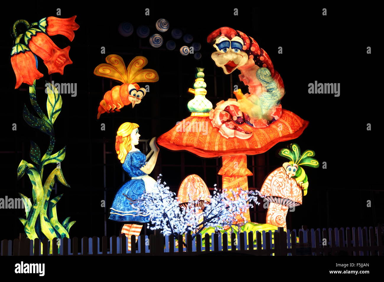 Tableau a Blackpool luminarie raffiguranti Alice il Giardino di Alice nel Paese delle Meraviglie. Foto Stock